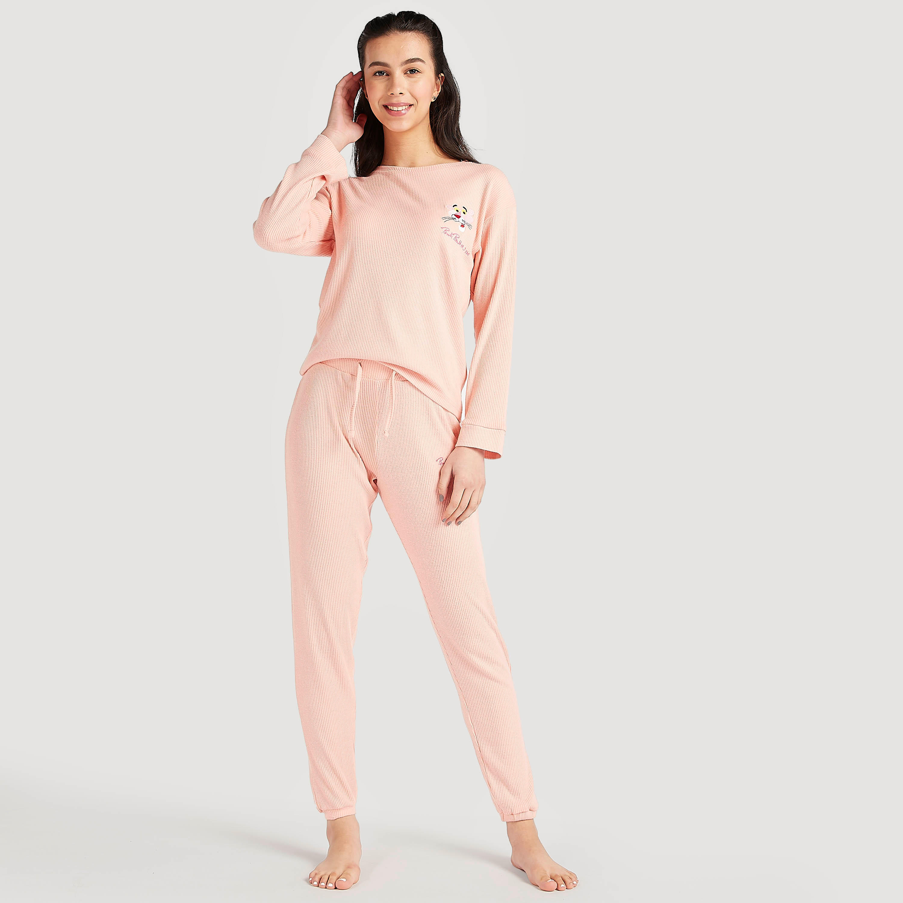 طقم بنطلون رياضي وتيشيرت بأكمام طويلة وطبعات بينك بانتر-women-clothing-nightwear-pyjamas-longsets-image-1