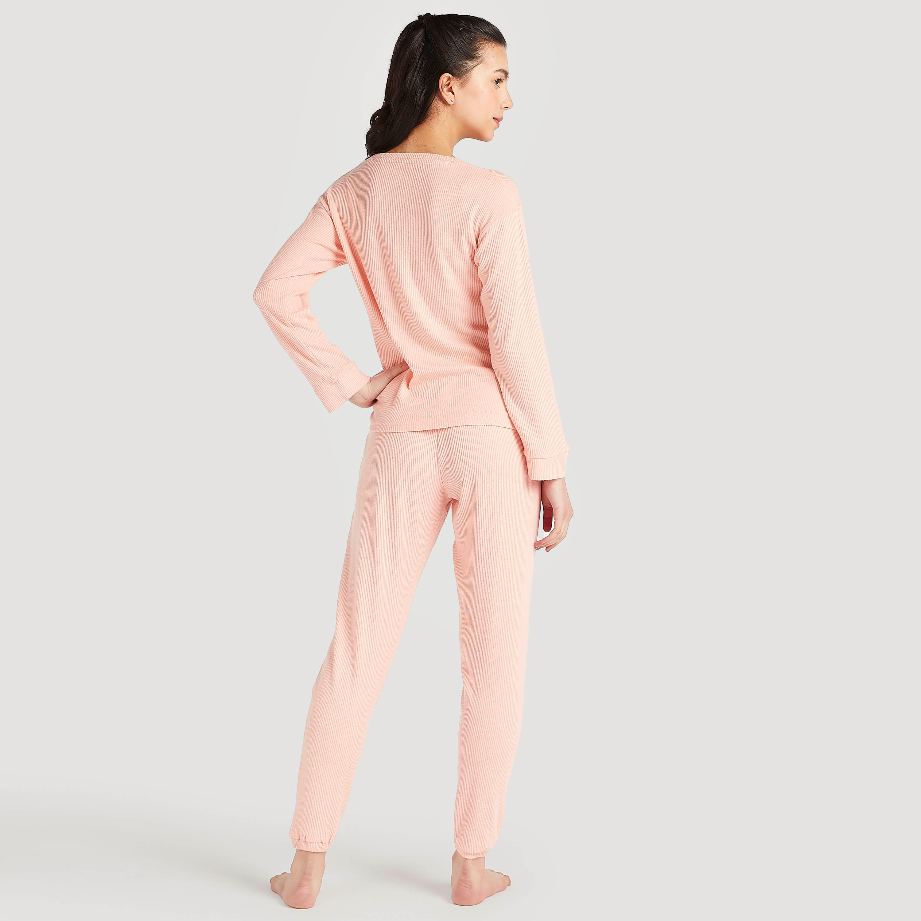 طقم بنطلون رياضي وتيشيرت بأكمام طويلة وطبعات بينك بانتر-women-clothing-nightwear-pyjamas-longsets-image-4