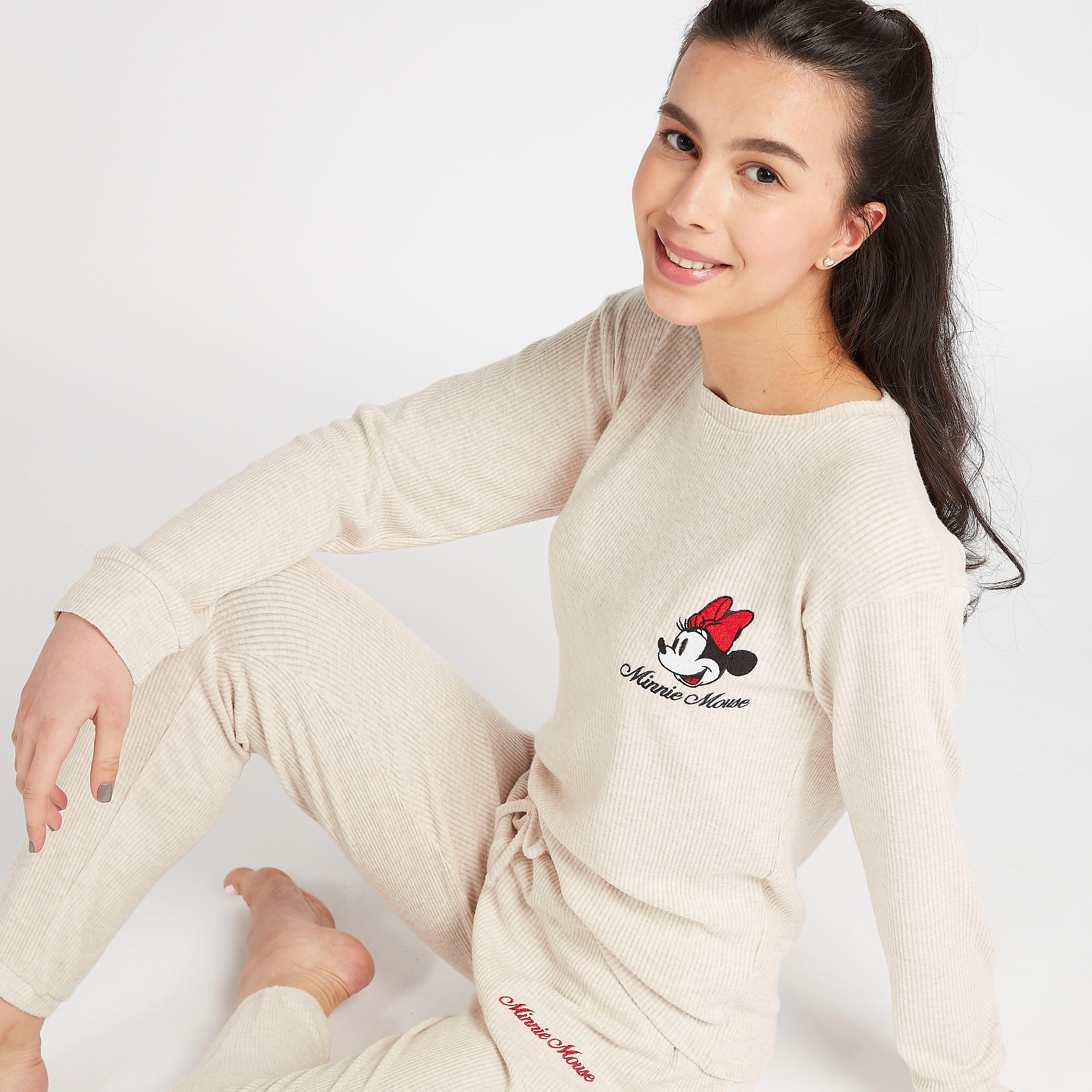 طقم بنطلون بيجاما طويل وتيشيرت بارز الملمس بتطريز ميني ماوس-women-clothing-nightwear-pyjamas-longsets-image-3