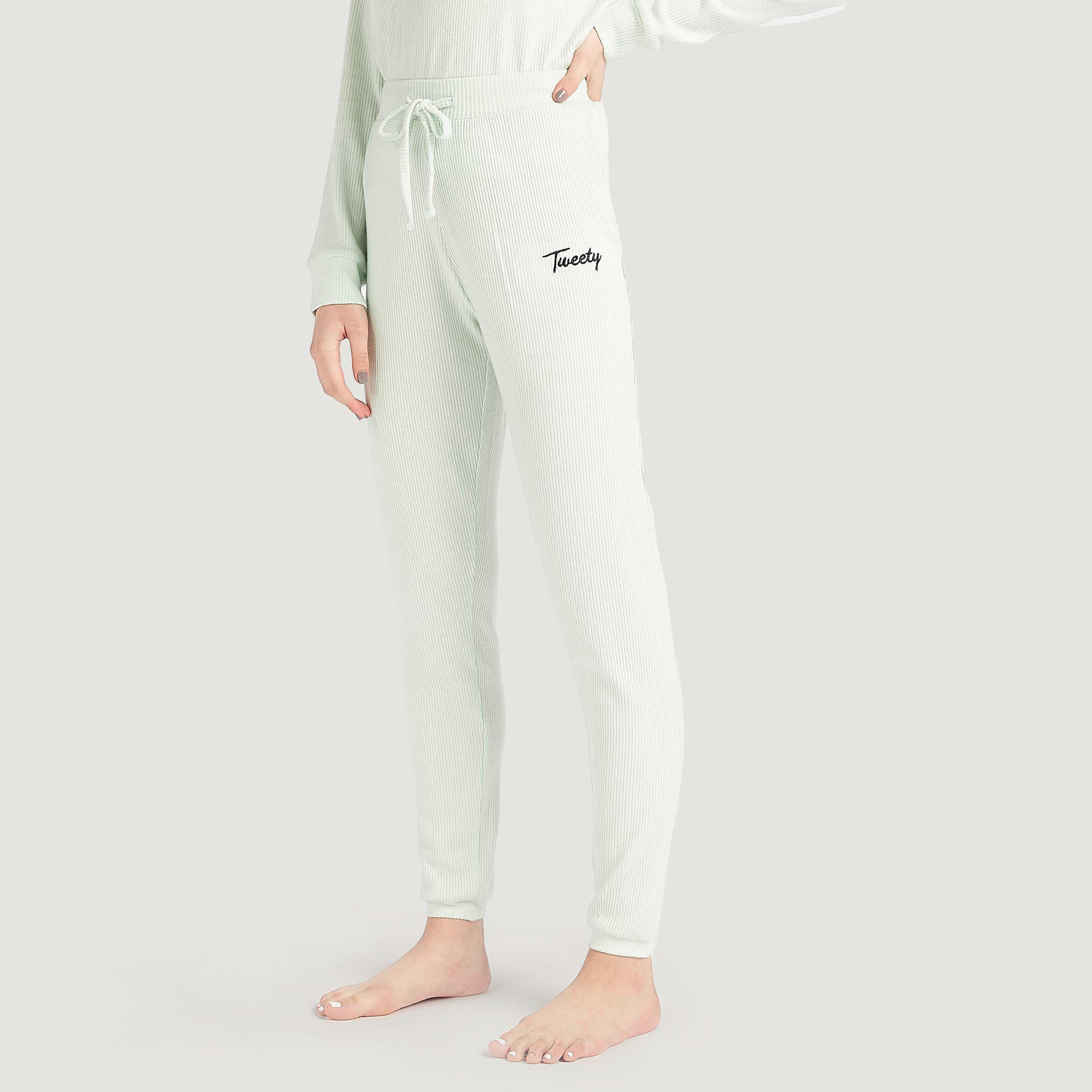 طقم بنطلون رياضي وتيشيرت بأكمام طويلة وتطريزات تويتي-women-clothing-nightwear-pyjamas-longsets-image-6