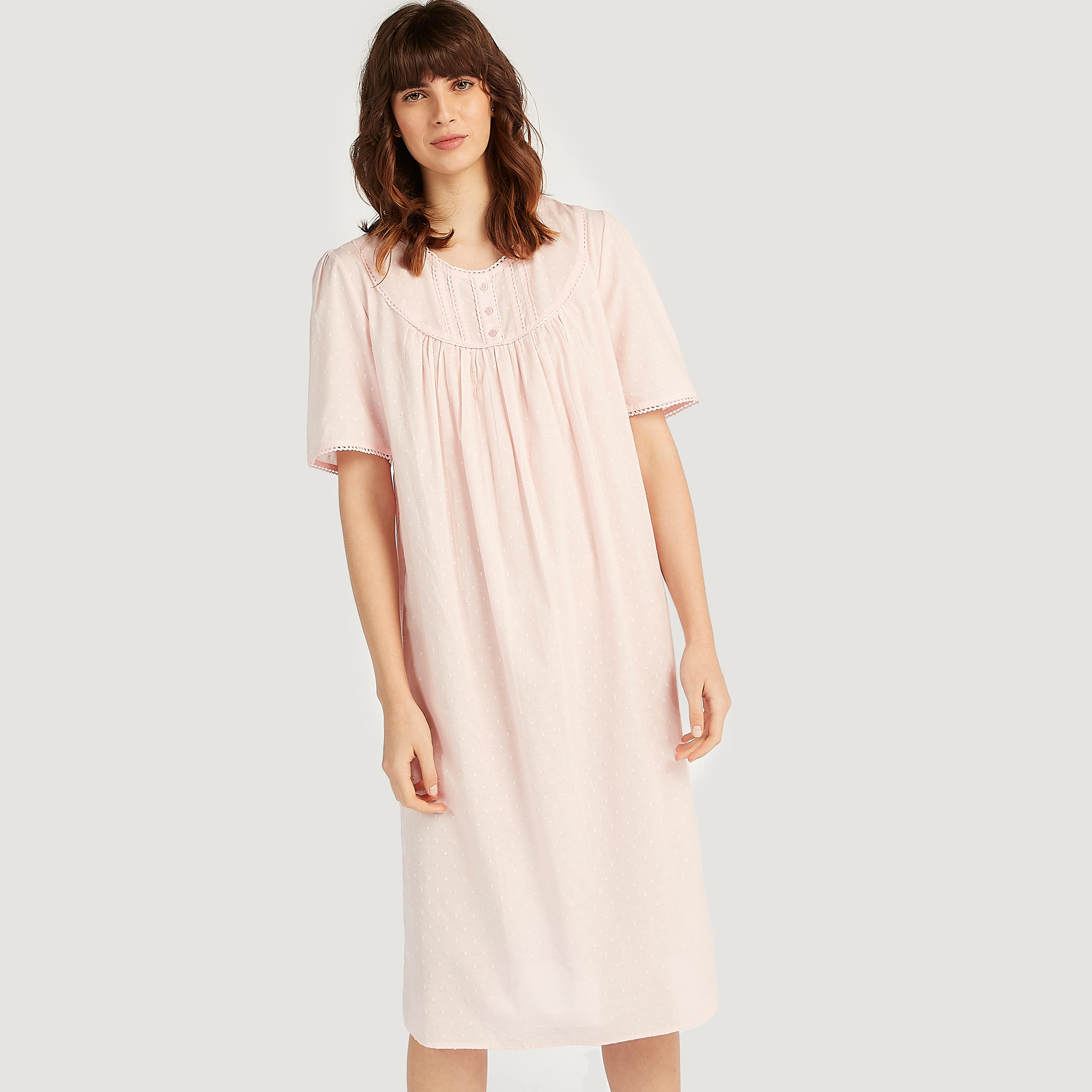 فستان نوم مستدام منقّط مع أكمام قصيرة وتفاصيل دانتيل-women-clothing-nightwear-nighties-image-1