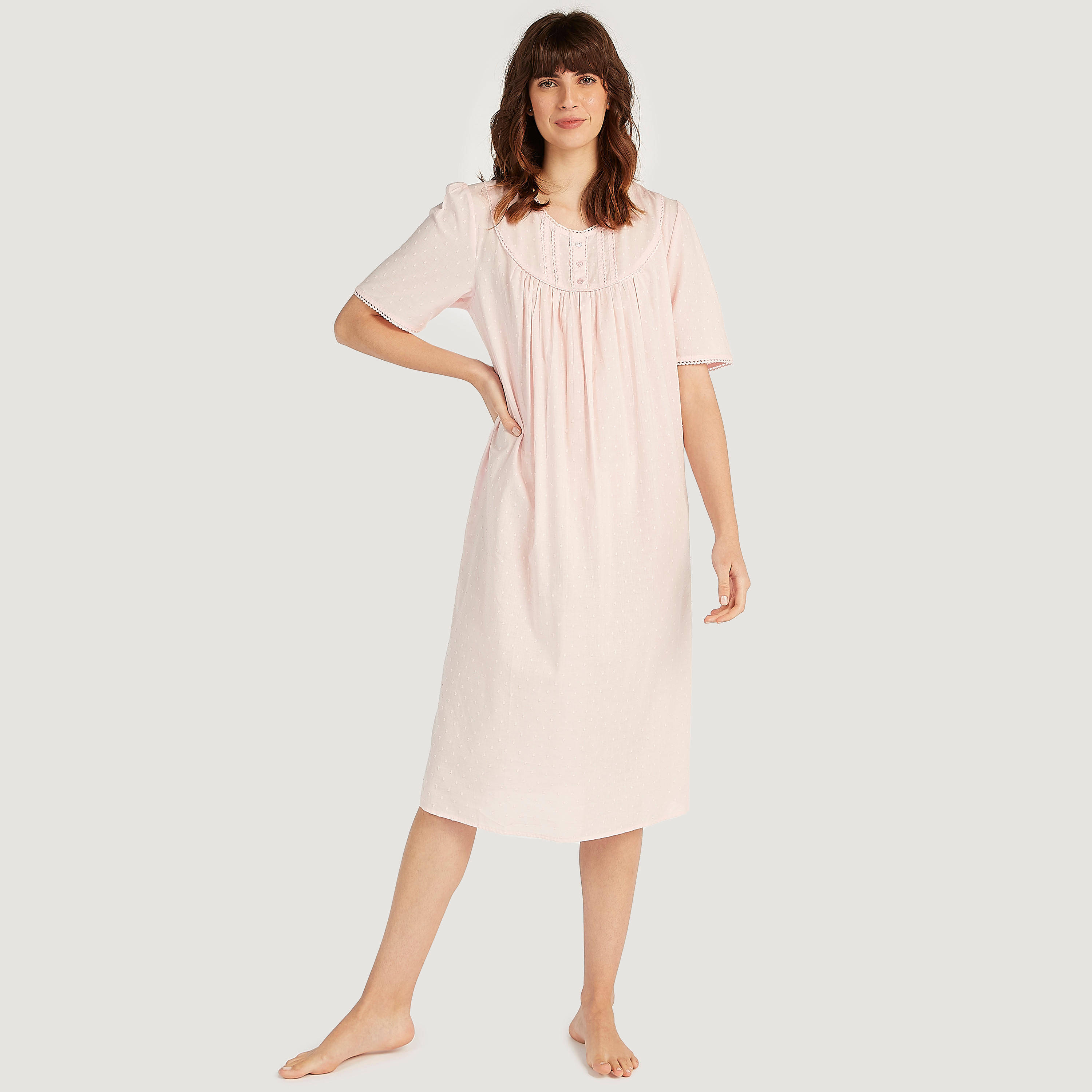 فستان نوم مستدام منقّط مع أكمام قصيرة وتفاصيل دانتيل-women-clothing-nightwear-nighties-image-2