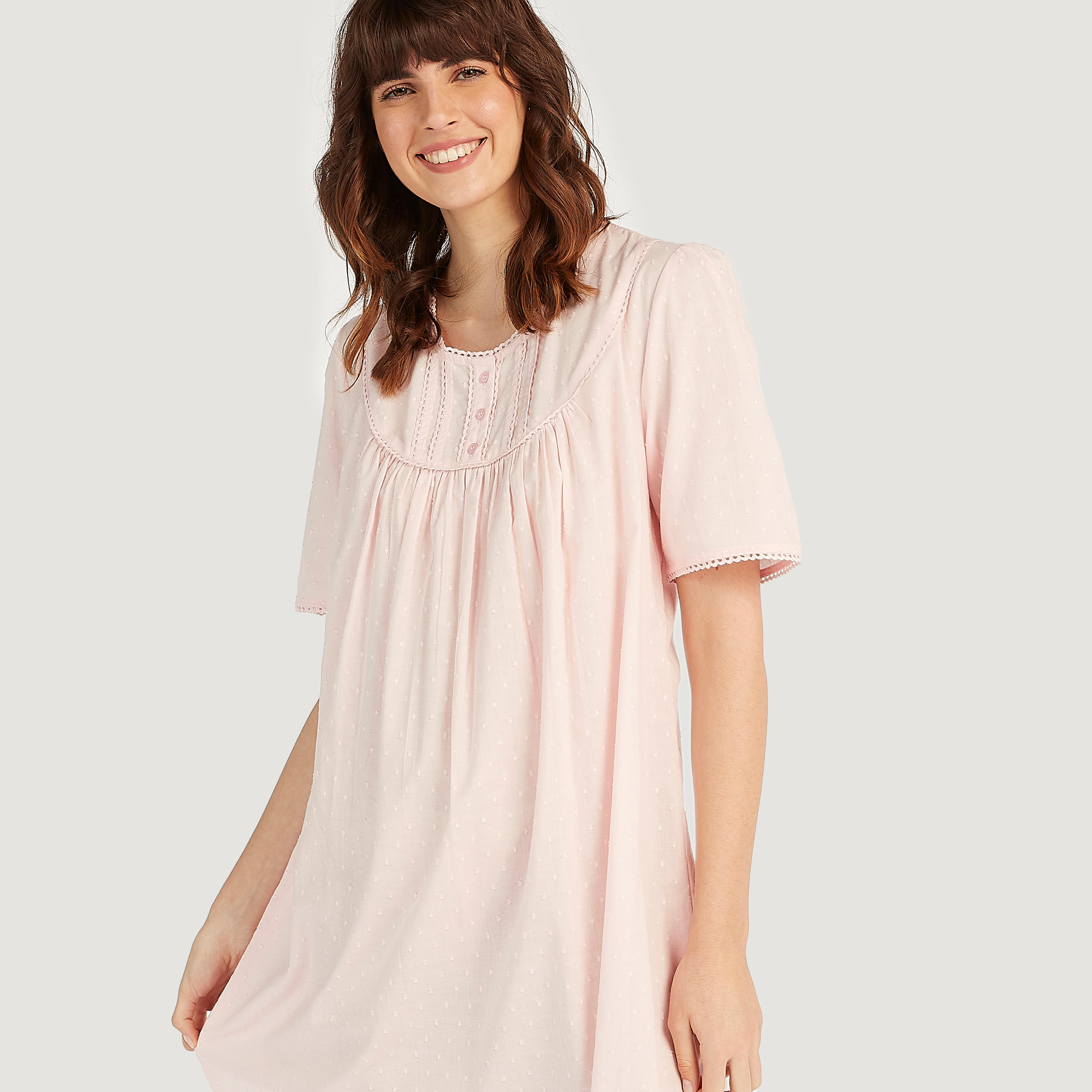 فستان نوم مستدام منقّط مع أكمام قصيرة وتفاصيل دانتيل-women-clothing-nightwear-nighties-image-3