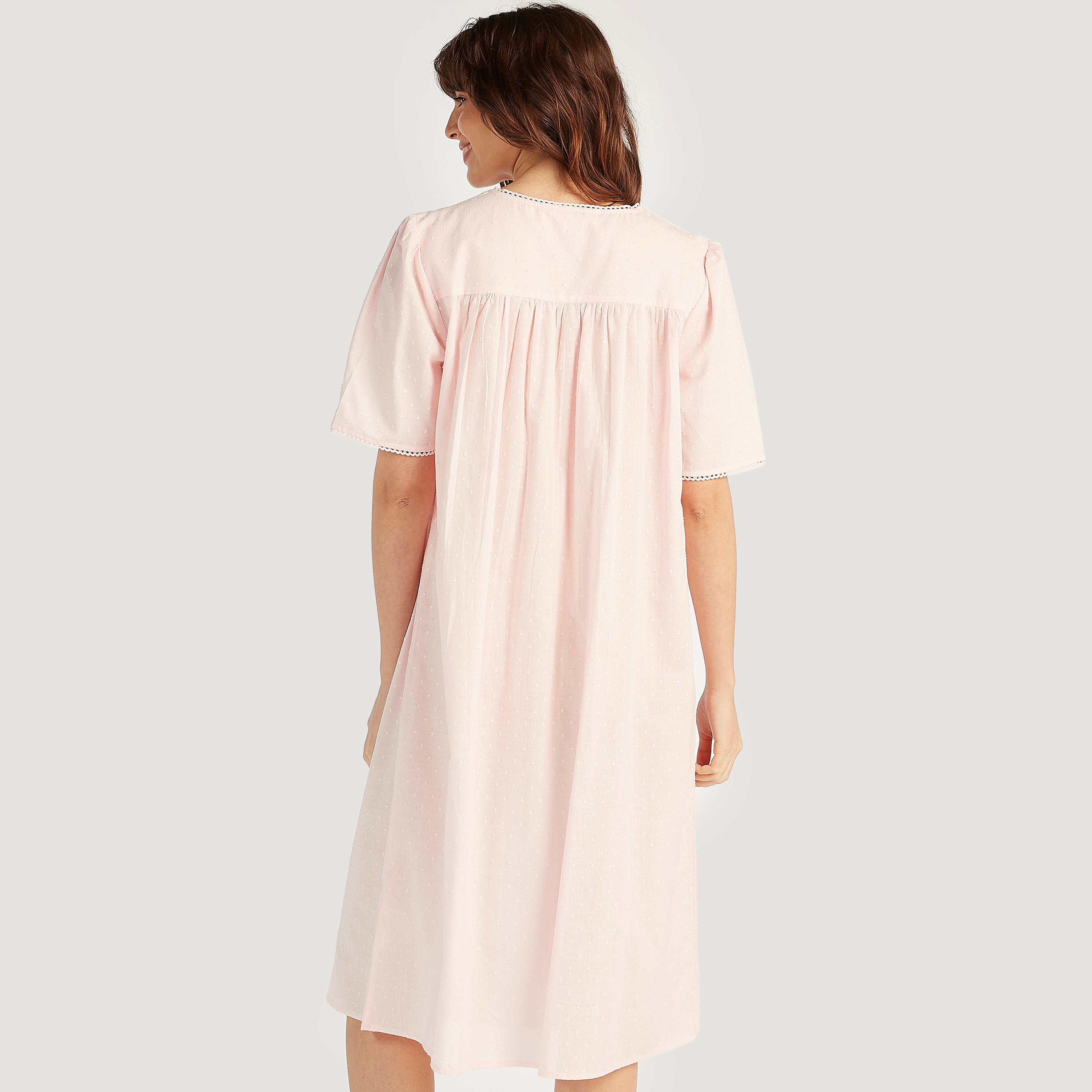 فستان نوم مستدام منقّط مع أكمام قصيرة وتفاصيل دانتيل-women-clothing-nightwear-nighties-image-4
