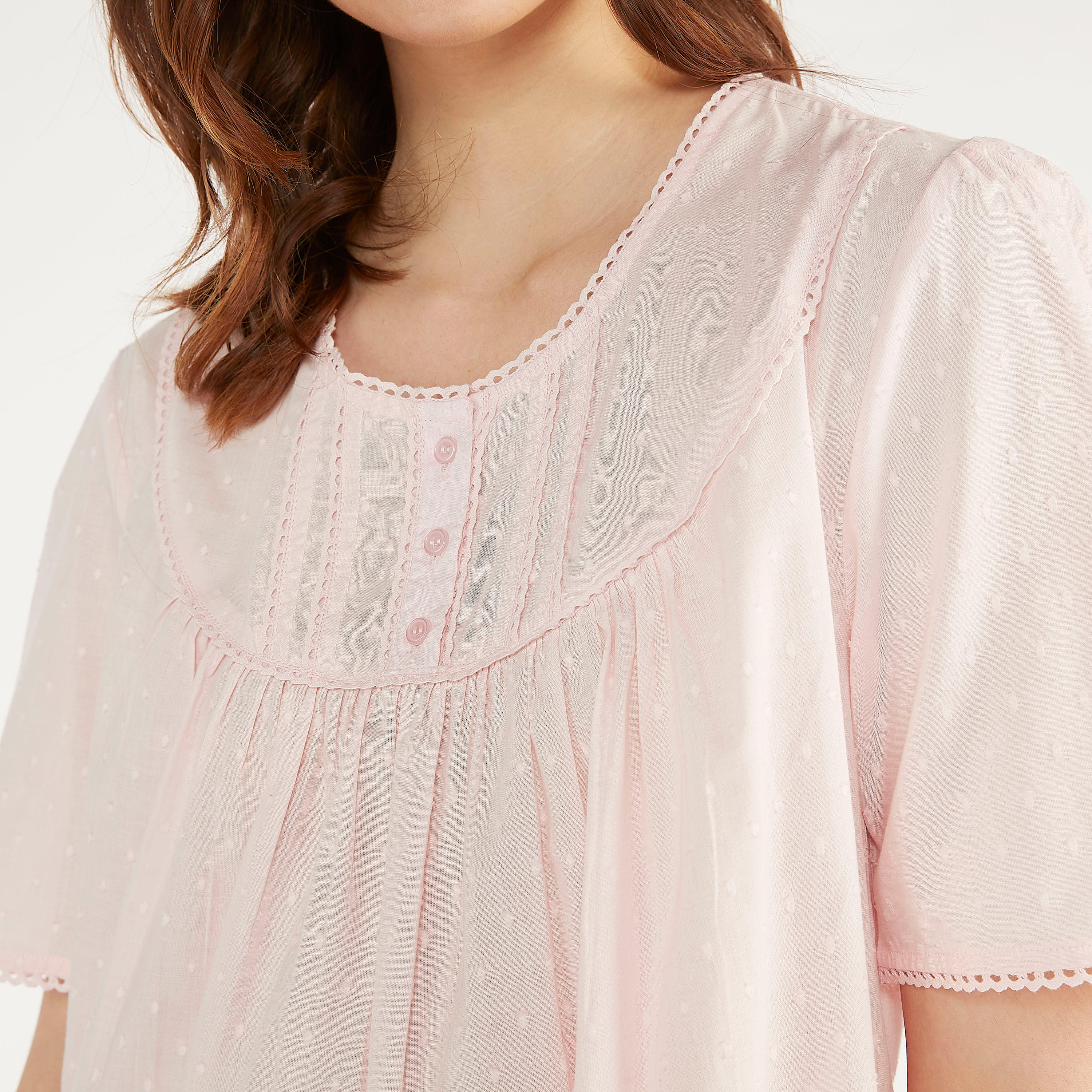 فستان نوم مستدام منقّط مع أكمام قصيرة وتفاصيل دانتيل-women-clothing-nightwear-nighties-image-5