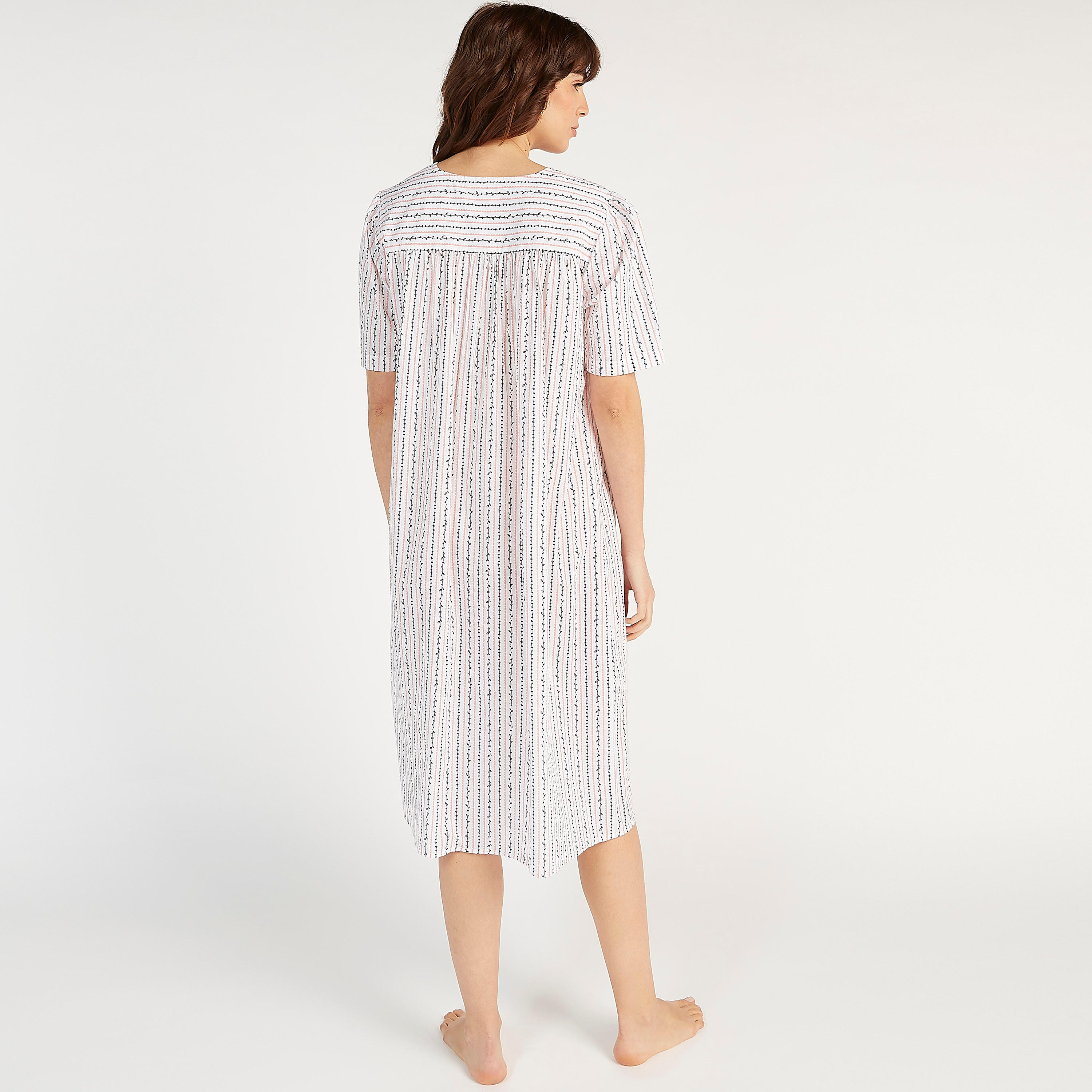 فستان نوم مستدام بياقة مستديرة وطبعات وأكمام قصيرة-women-clothing-nightwear-nighties-image-4
