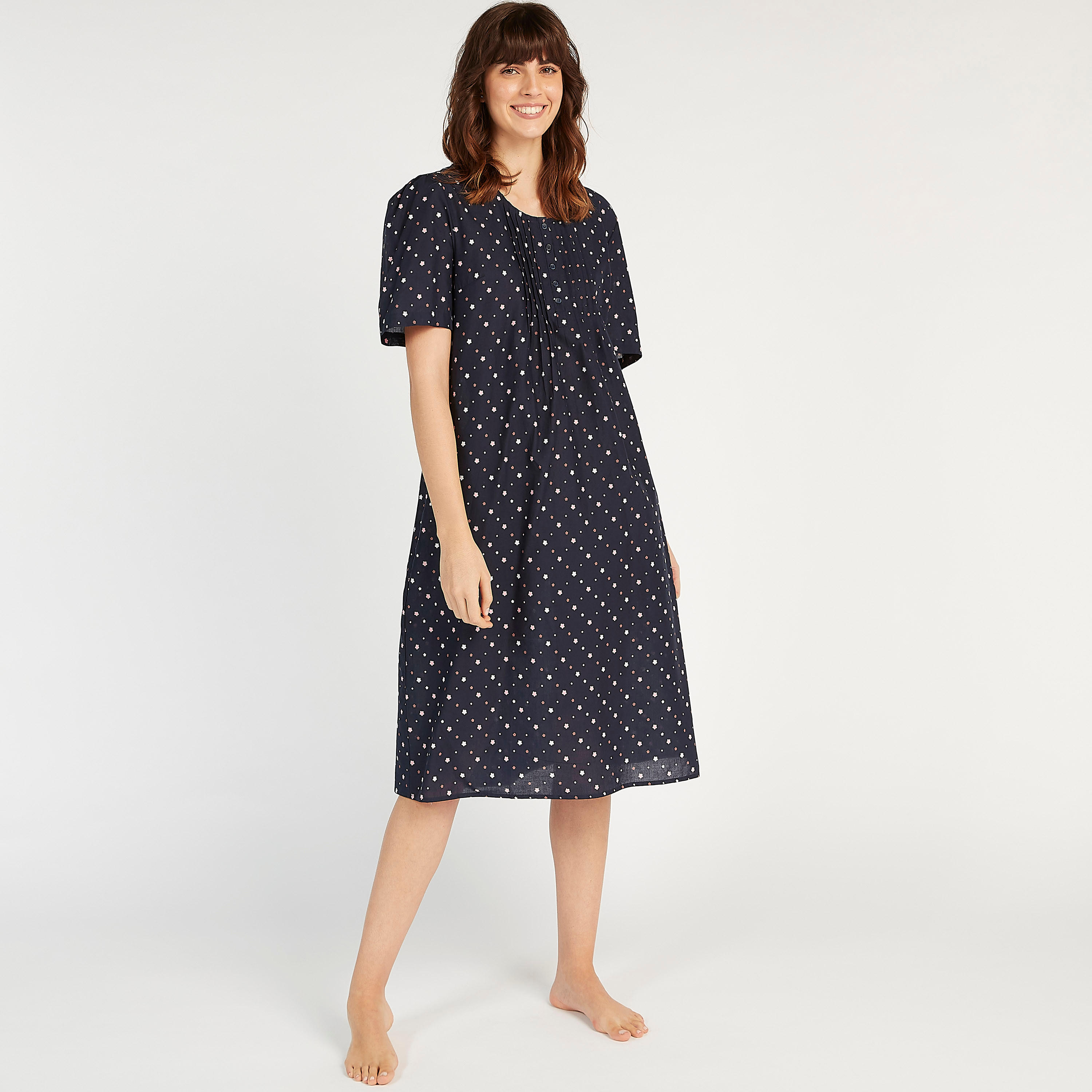 فستان نوم مستدام بياقة مستديرة وتفاصيل ثنايا-women-clothing-nightwear-nighties-image-2