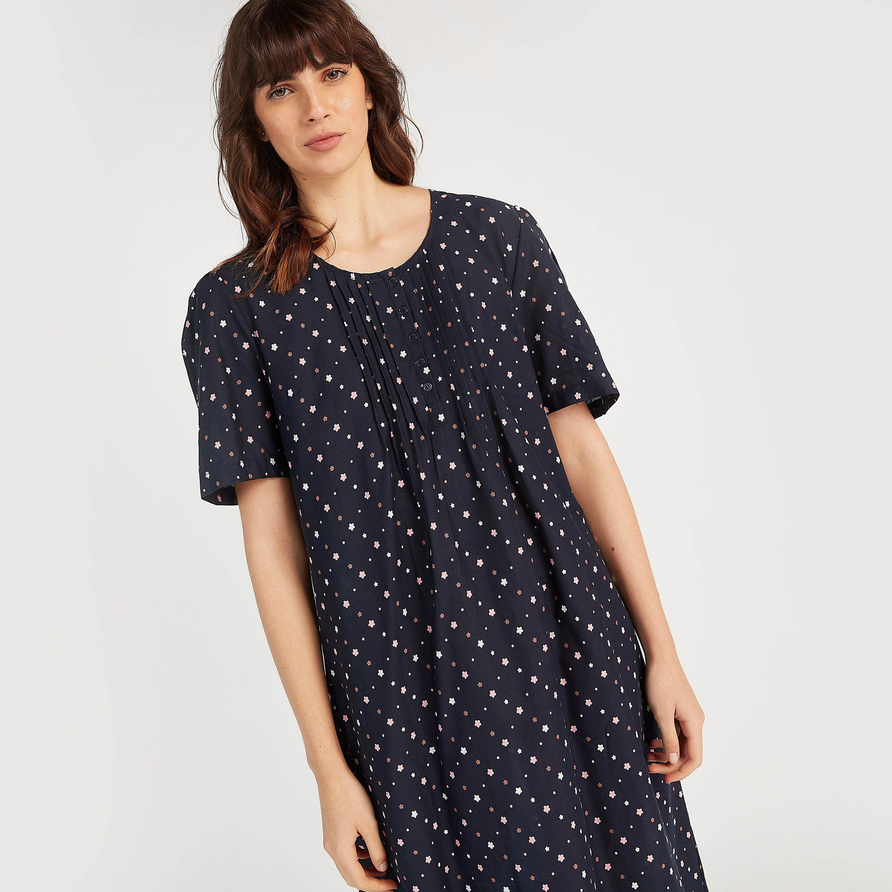 فستان نوم مستدام بياقة مستديرة وتفاصيل ثنايا-women-clothing-nightwear-nighties-image-3