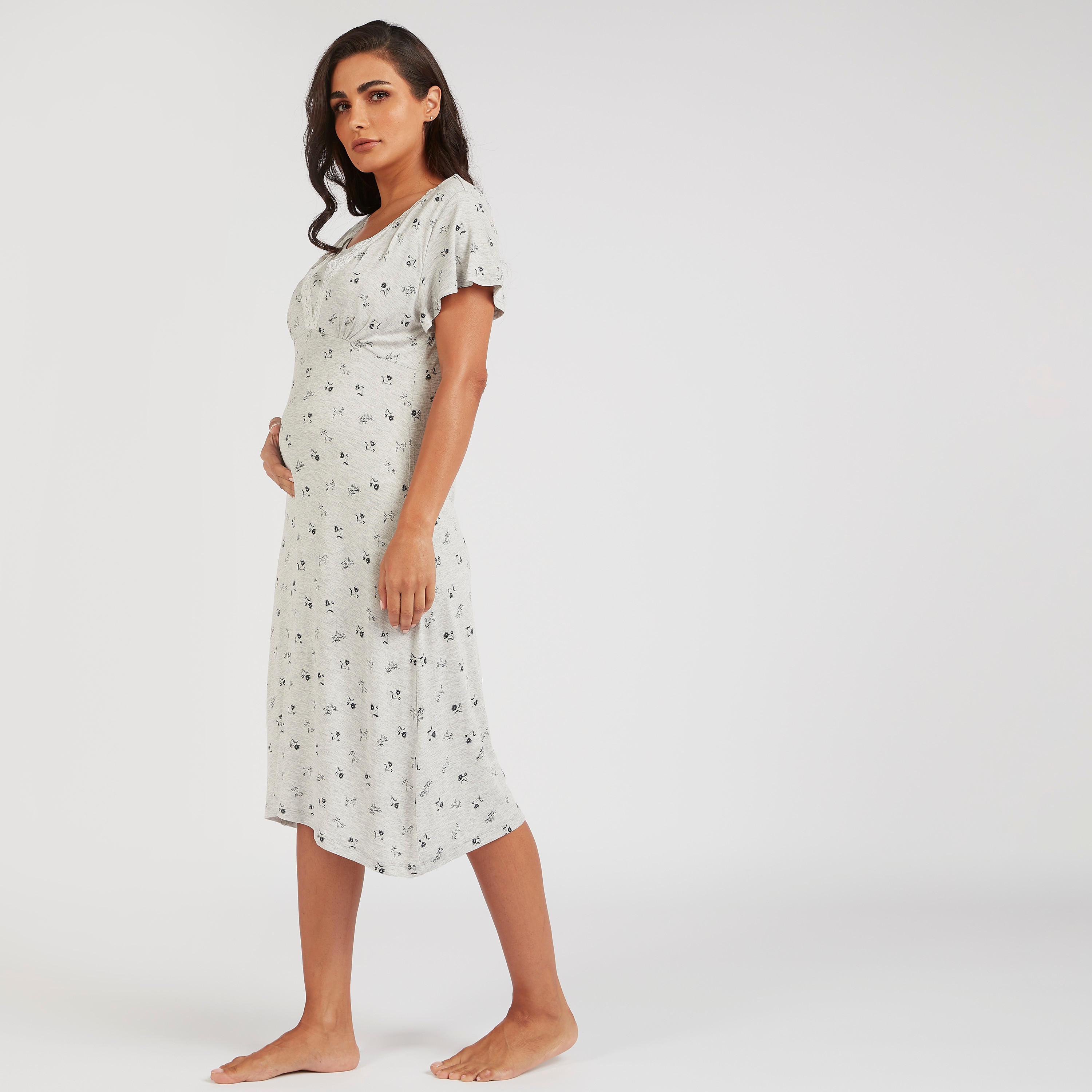 قميص نوم للحوامل بأكمام قصيرة وتفاصيل دانتيل وطبعات أزهار-women-clothing-maternity-nightwear-image-2