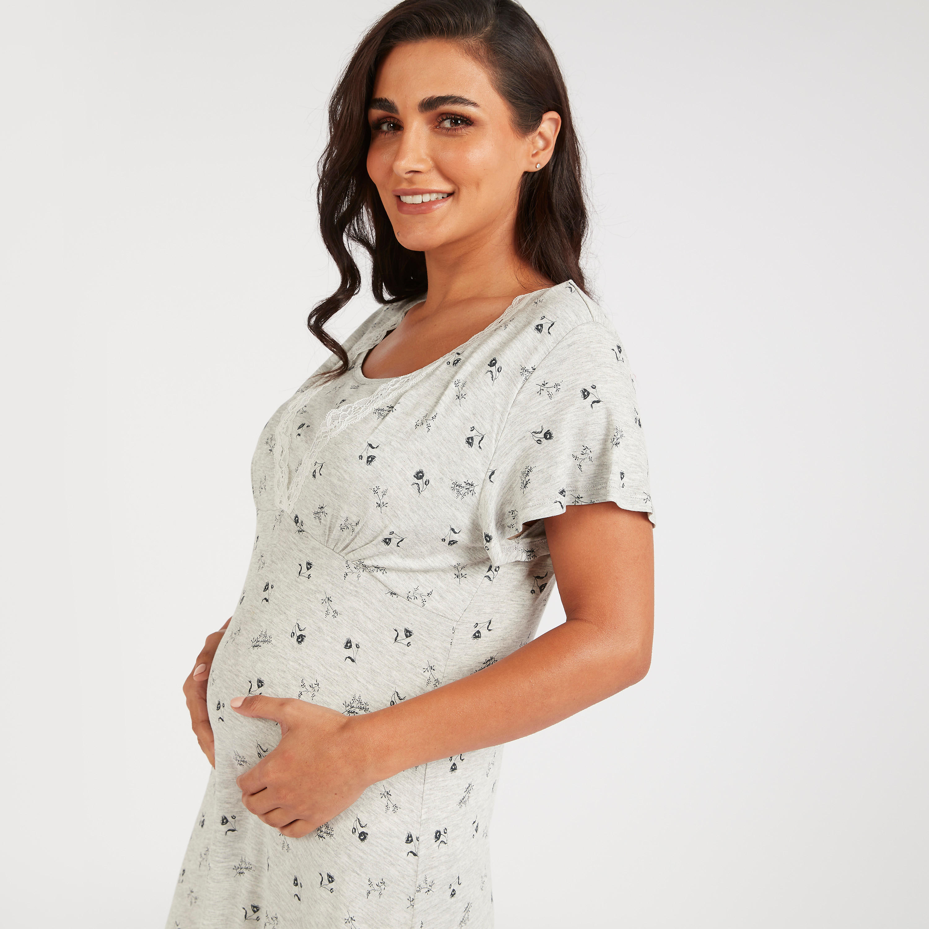 قميص نوم للحوامل بأكمام قصيرة وتفاصيل دانتيل وطبعات أزهار-women-clothing-maternity-nightwear-image-3