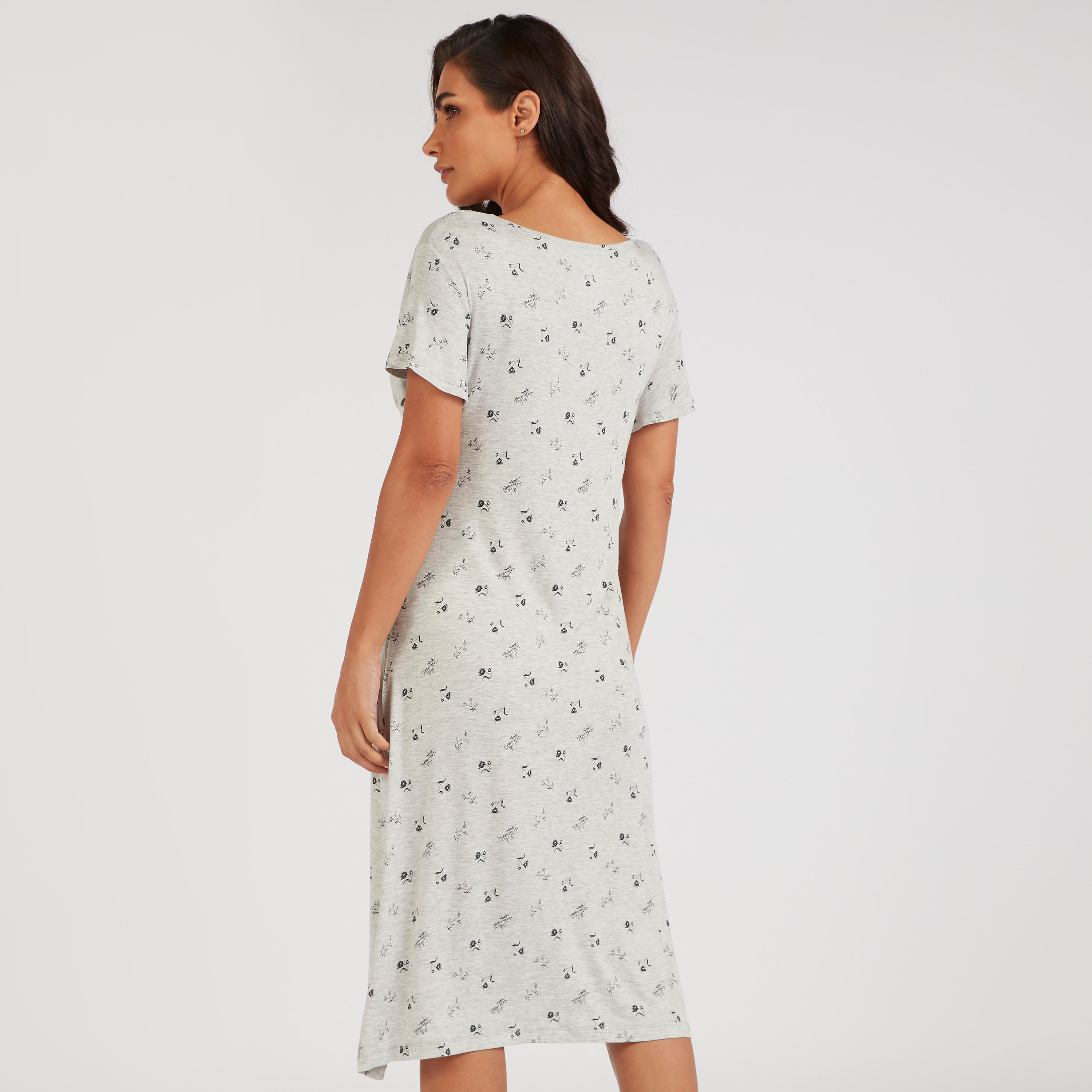 قميص نوم للحوامل بأكمام قصيرة وتفاصيل دانتيل وطبعات أزهار-women-clothing-maternity-nightwear-image-4
