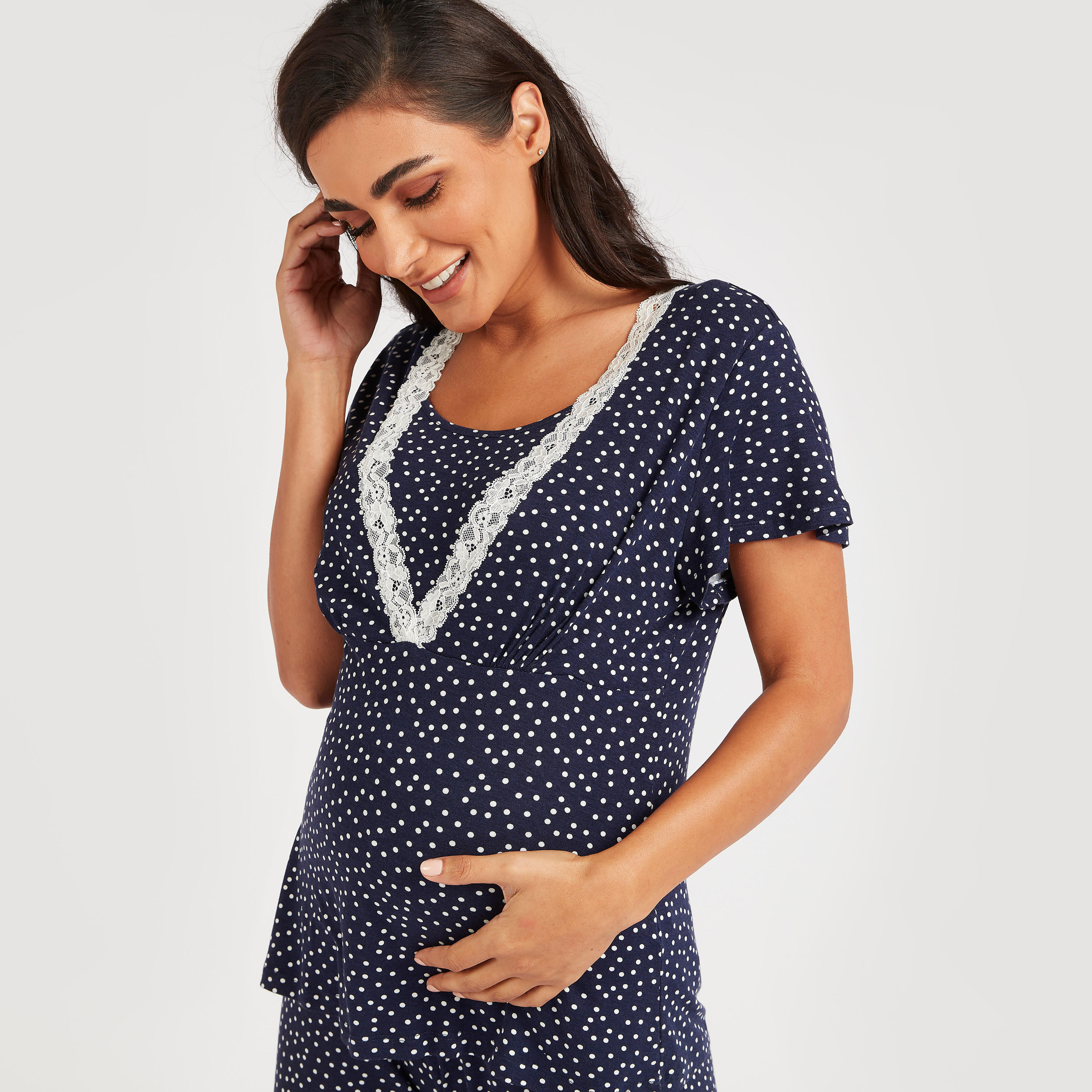 طقم بنطلون بيجاما وبلوزة للحوامل بتفاصيل دانتيل منقّطة-women-clothing-maternity-nightwear-image-2
