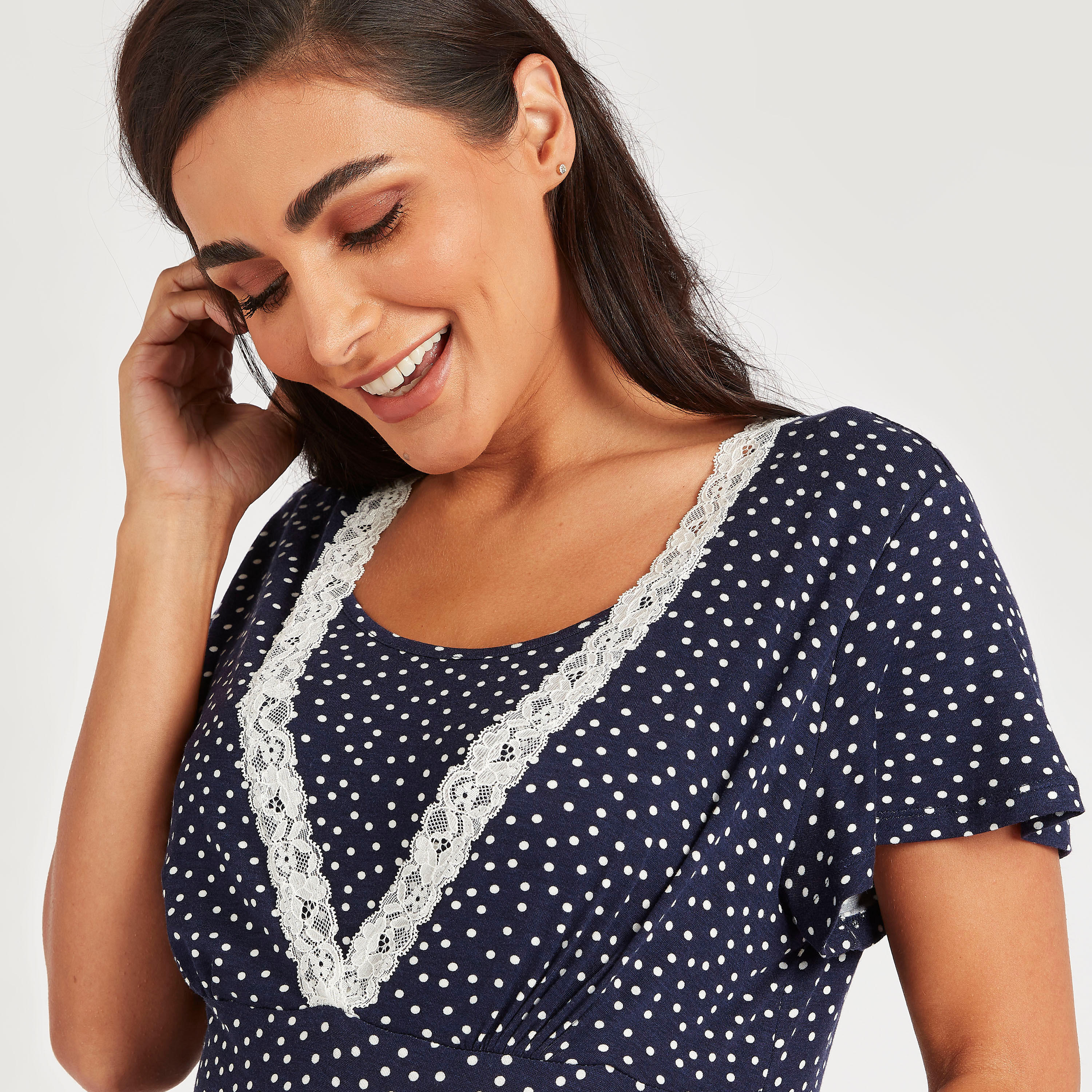 طقم بنطلون بيجاما وبلوزة للحوامل بتفاصيل دانتيل منقّطة-women-clothing-maternity-nightwear-image-4