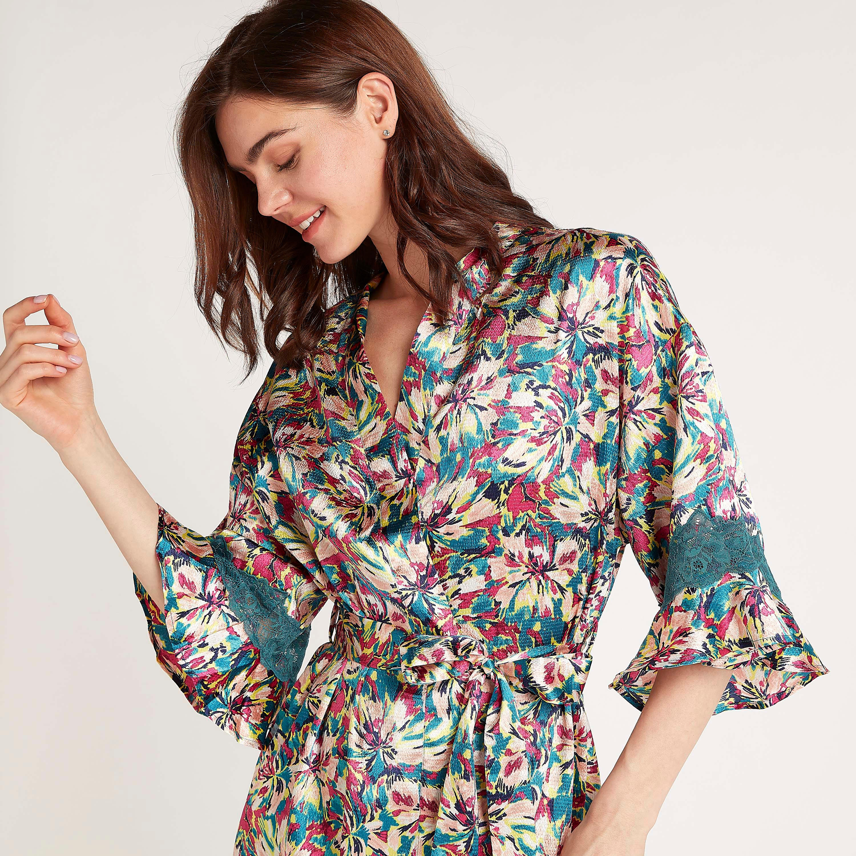 روب كيمونو بتفاصيل دانتيل وطبعات أزهار وأكمام 3/4 وأربطة-women-clothing-nightwear-robes-image-3