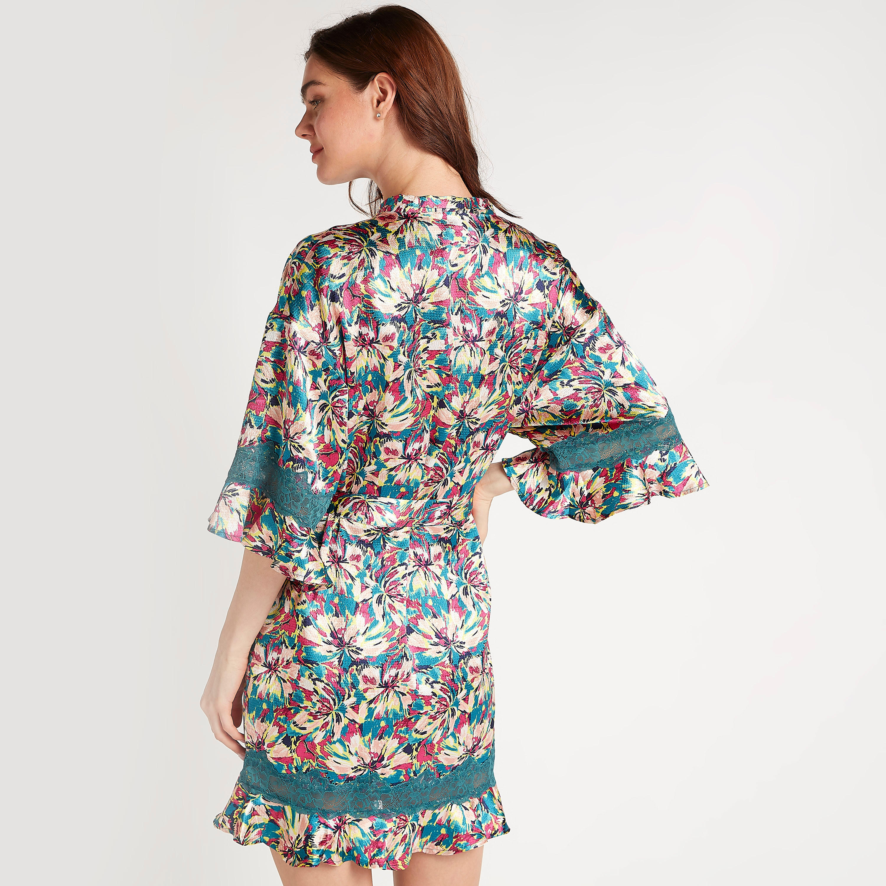 روب كيمونو بتفاصيل دانتيل وطبعات أزهار وأكمام 3/4 وأربطة-women-clothing-nightwear-robes-image-4
