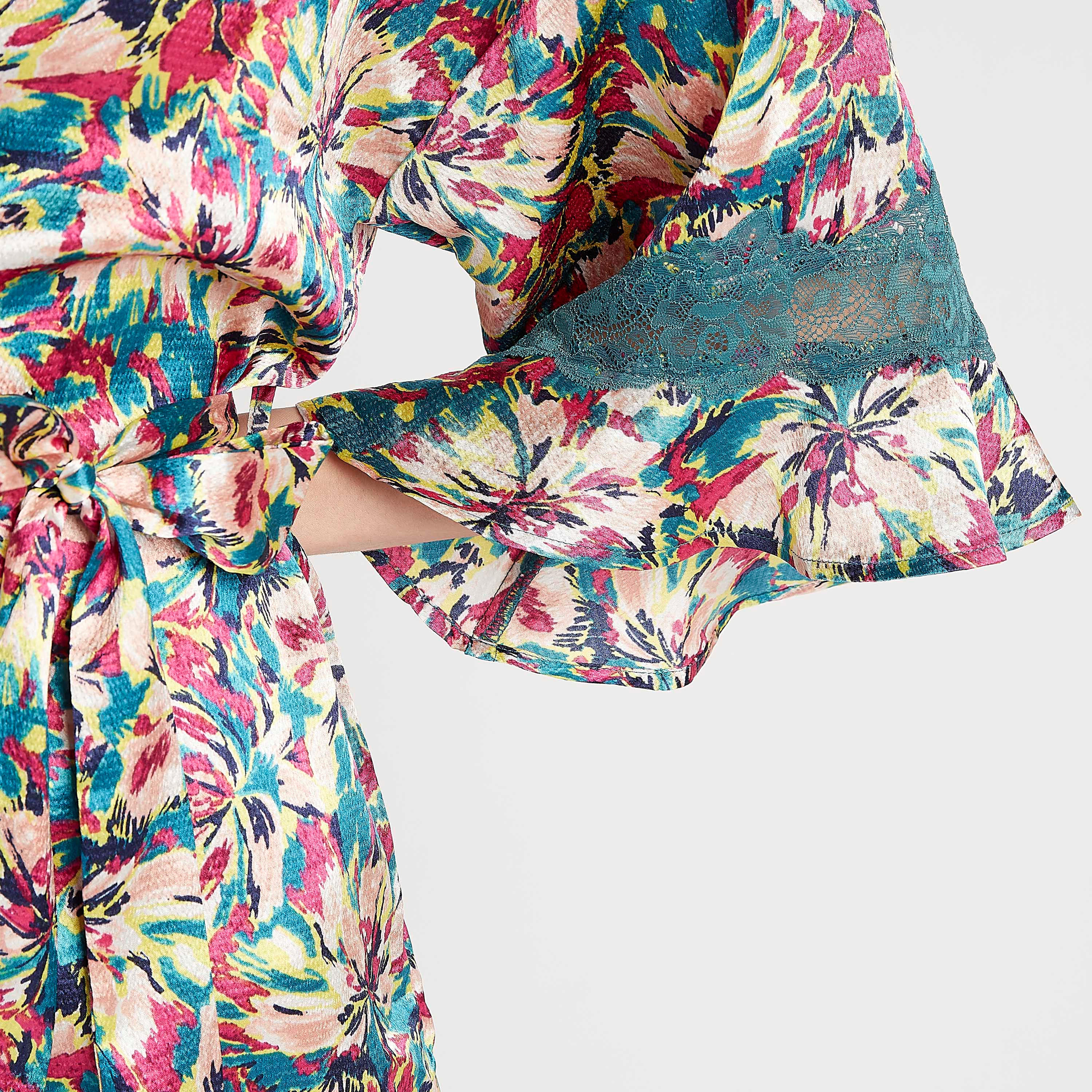 روب كيمونو بتفاصيل دانتيل وطبعات أزهار وأكمام 3/4 وأربطة-women-clothing-nightwear-robes-image-5
