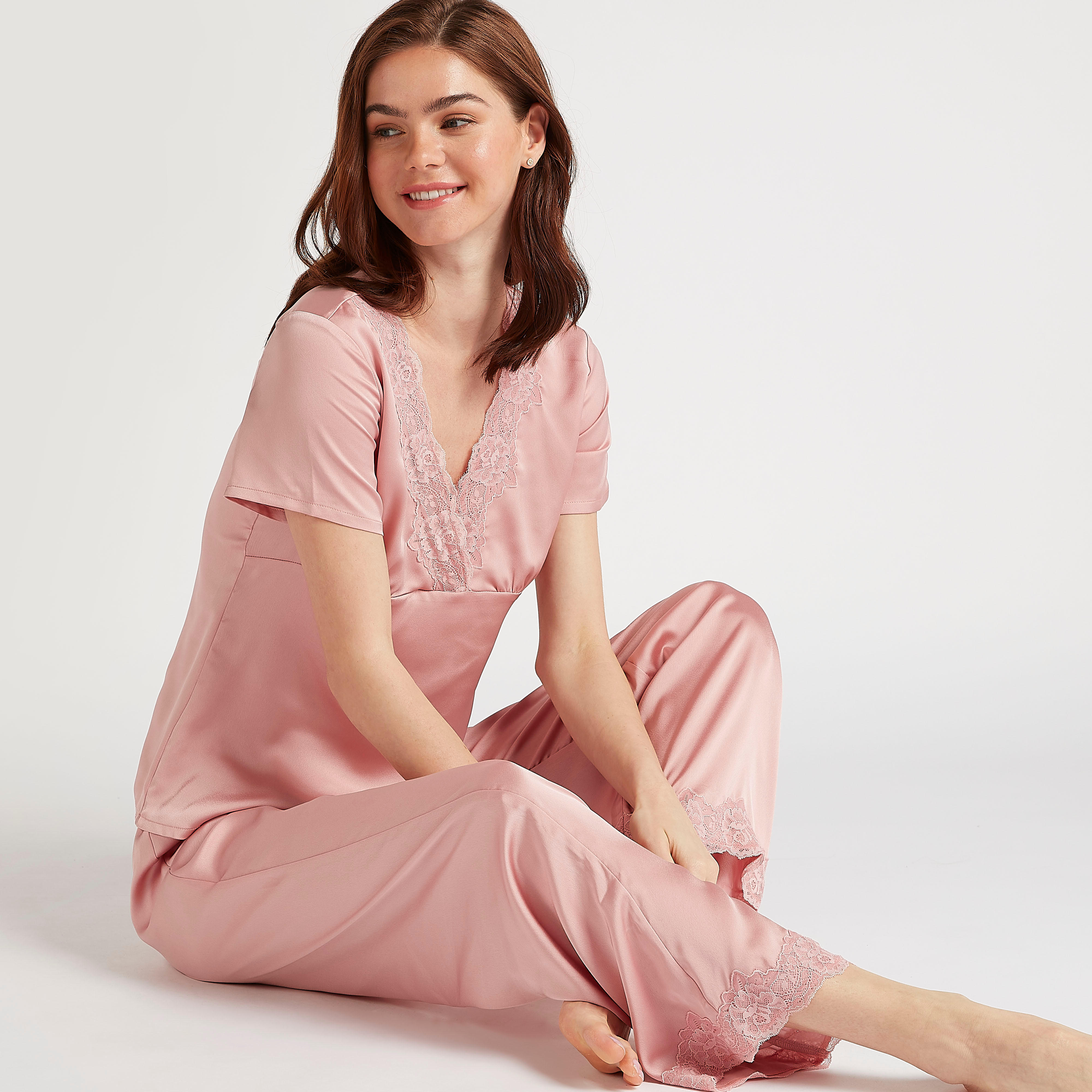 طقم بنطلون بيجاما طويل كامل وبلوزة سادة بياقة v وتفاصيل دانتيل-women-clothing-nightwear-pyjamas-longsets-image-1