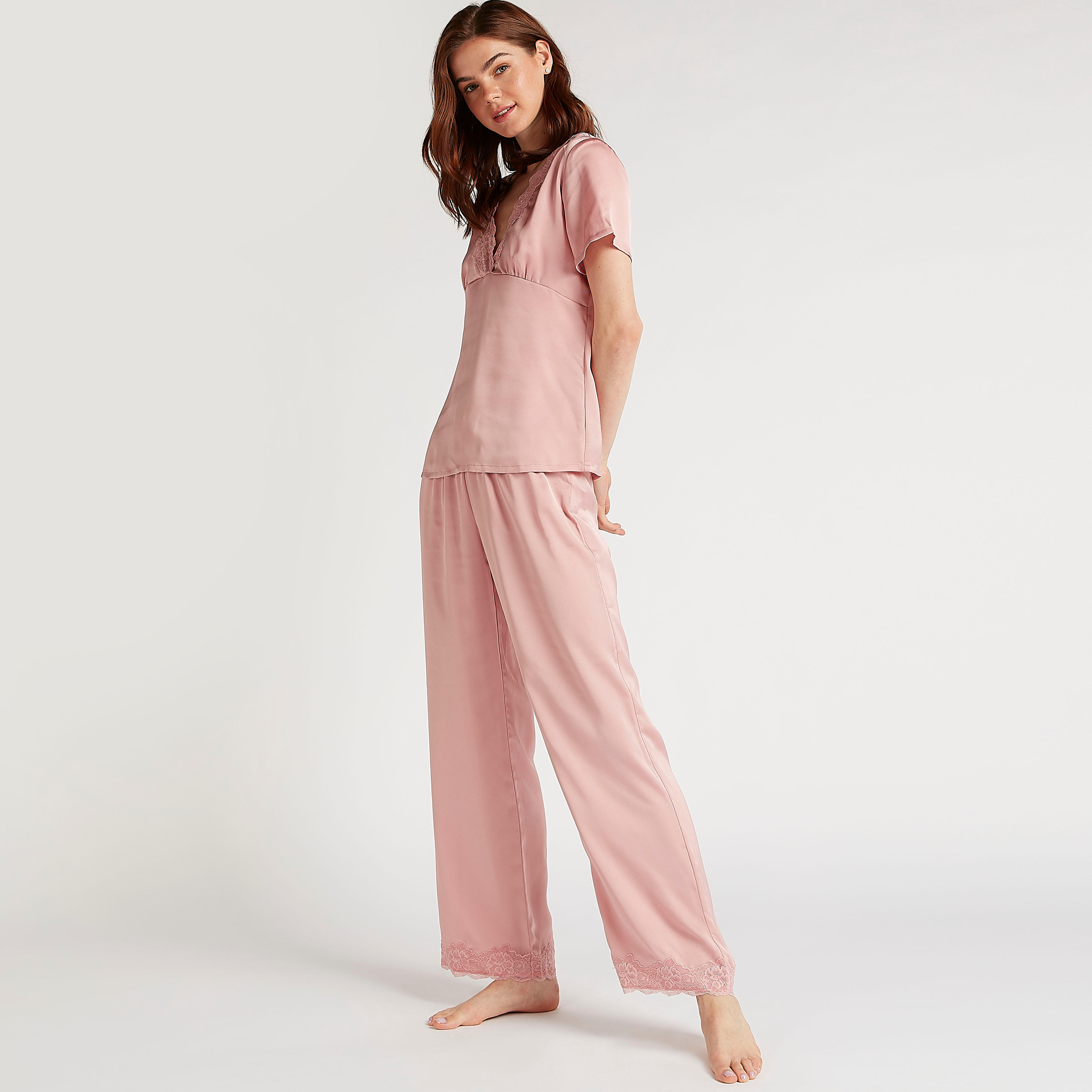 طقم بنطلون بيجاما طويل كامل وبلوزة سادة بياقة v وتفاصيل دانتيل-women-clothing-nightwear-pyjamas-longsets-image-2