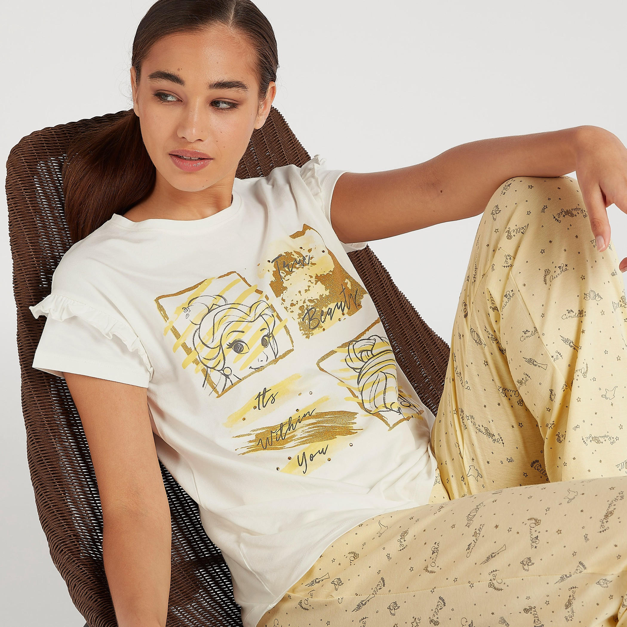 طقم من بنطلون بيجاما طويل وتيشيرت بتفاصيل كشكشة وطبعات-women-clothing-nightwear-pyjamas-longsets-image-1