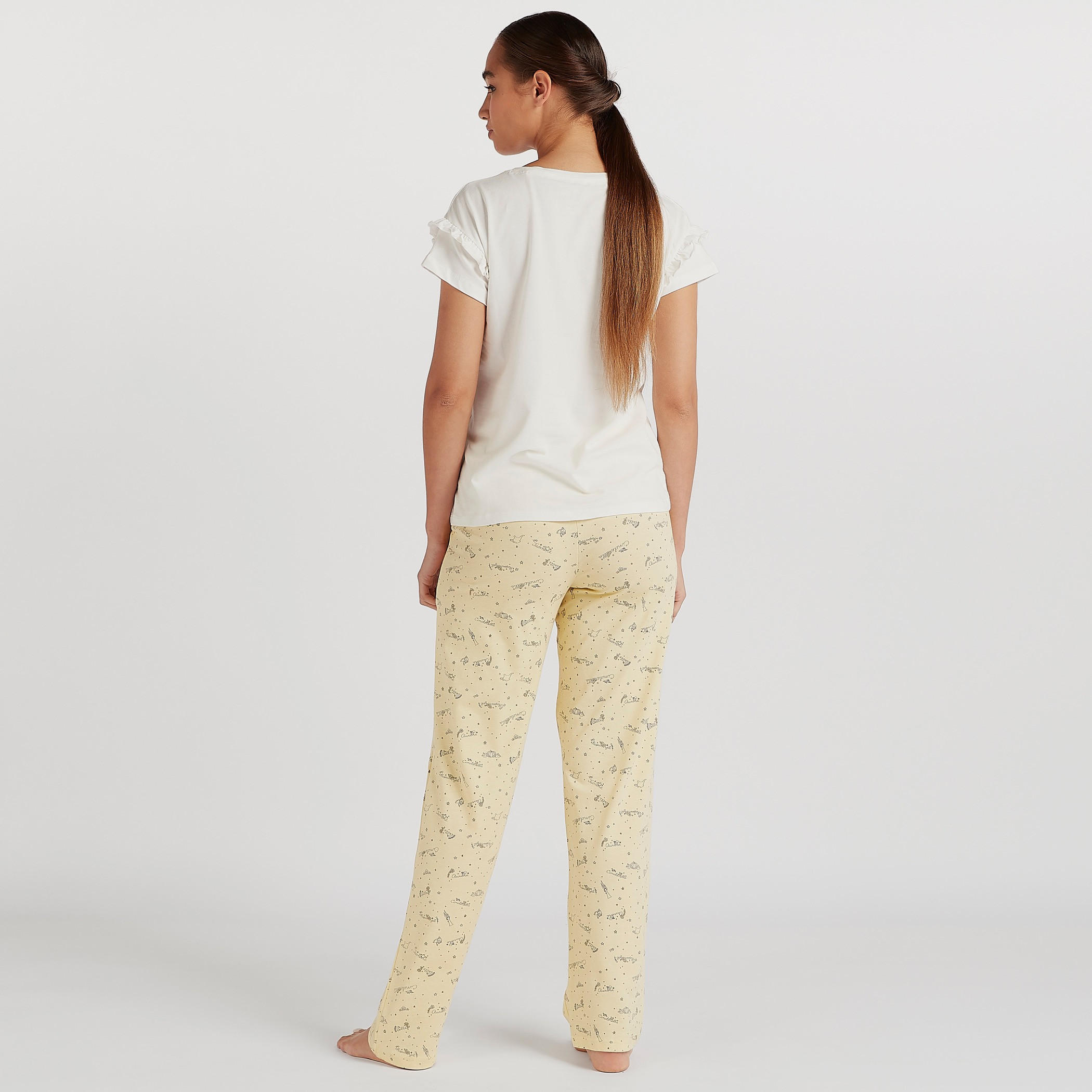 طقم من بنطلون بيجاما طويل وتيشيرت بتفاصيل كشكشة وطبعات-women-clothing-nightwear-pyjamas-longsets-image-6