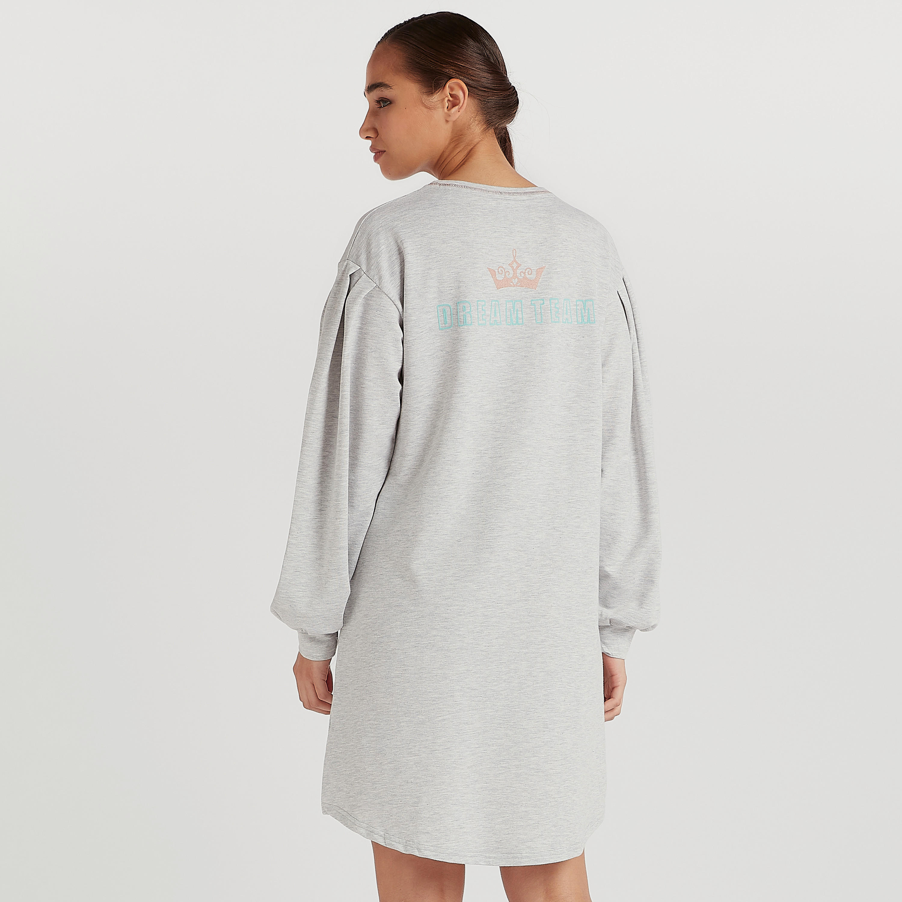 قميص نوم بطبعات وياقة مستديرة وأكمام طويلة-women-clothing-nightwear-nighties-image-5
