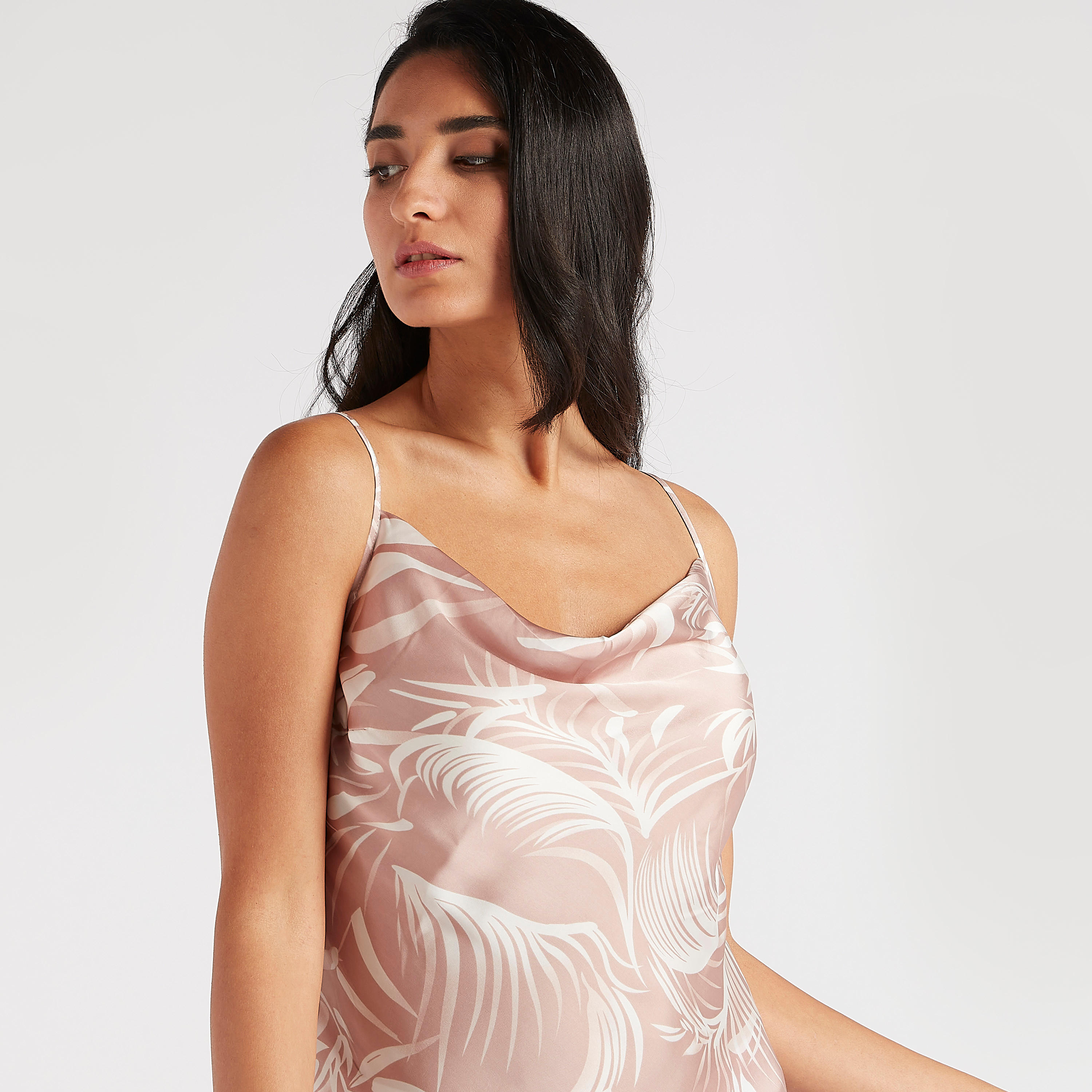 قميص نوم بياقة منسدلة وحمّالات قابلة للتعديل - طقم من قطعتين متنوعتين-women-clothing-nightwear-nighties-image-4
