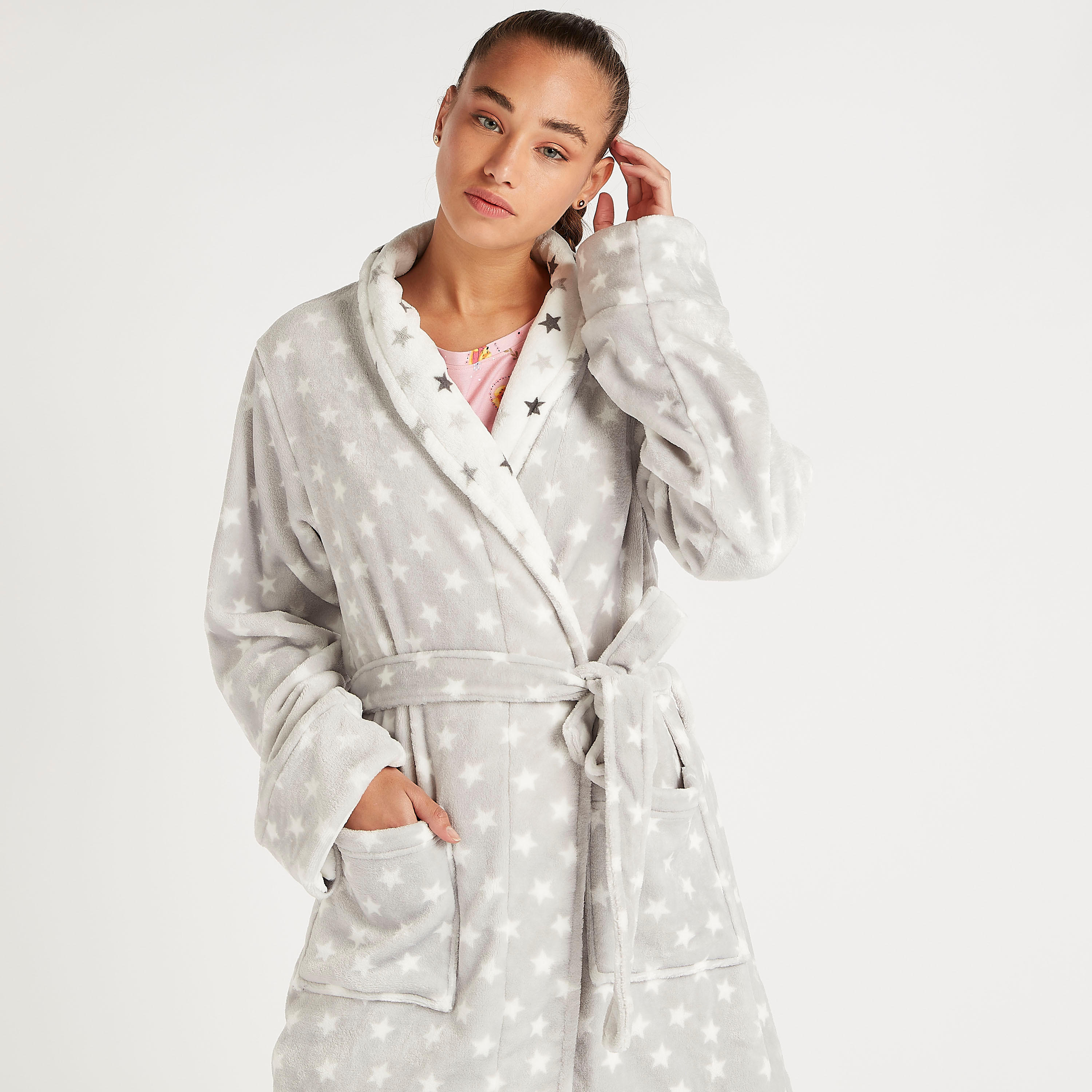 روب بطبعات نجوم ورباط حزام وياقة منسدلة-women-clothing-nightwear-robes-image-1