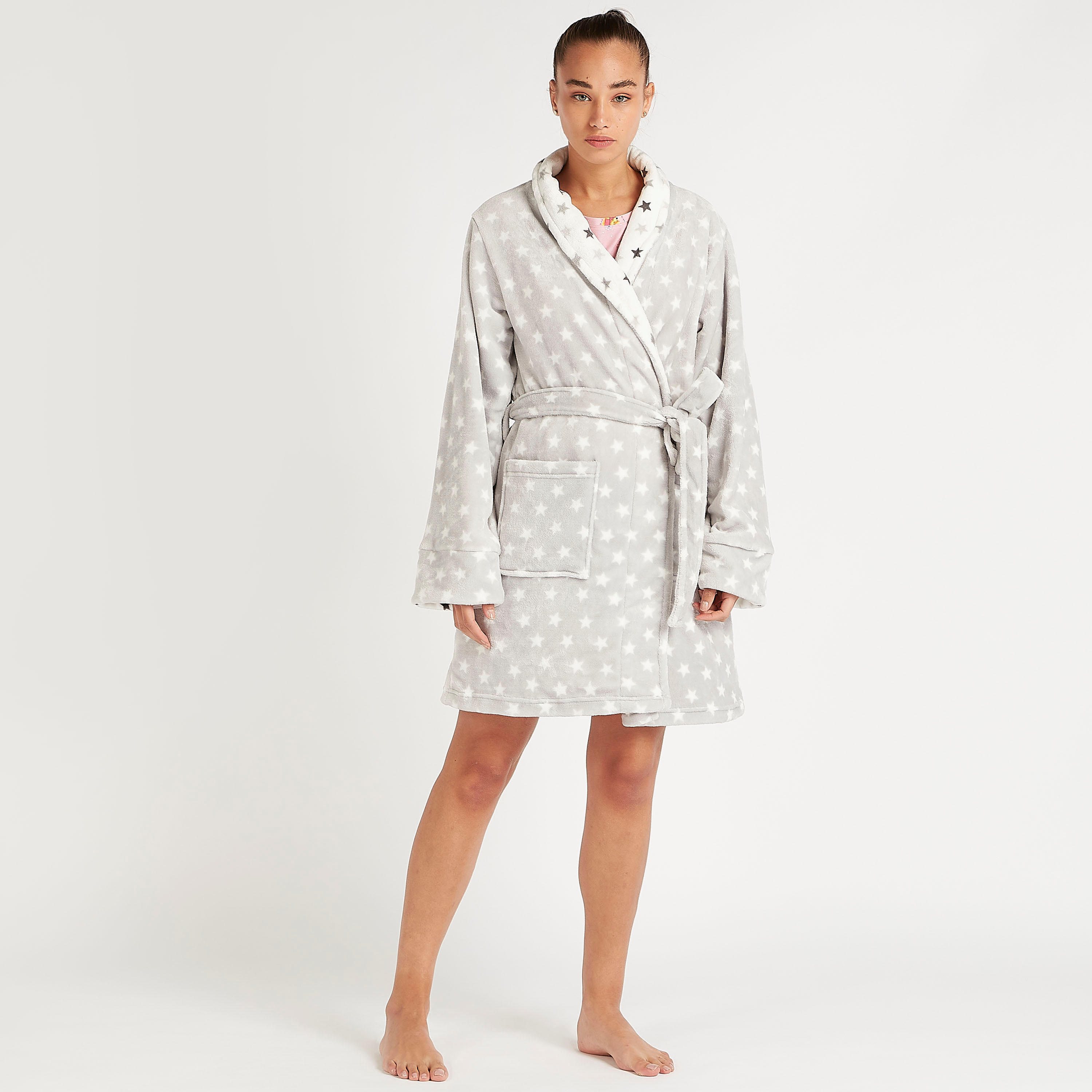 روب بطبعات نجوم ورباط حزام وياقة منسدلة-women-clothing-nightwear-robes-image-2