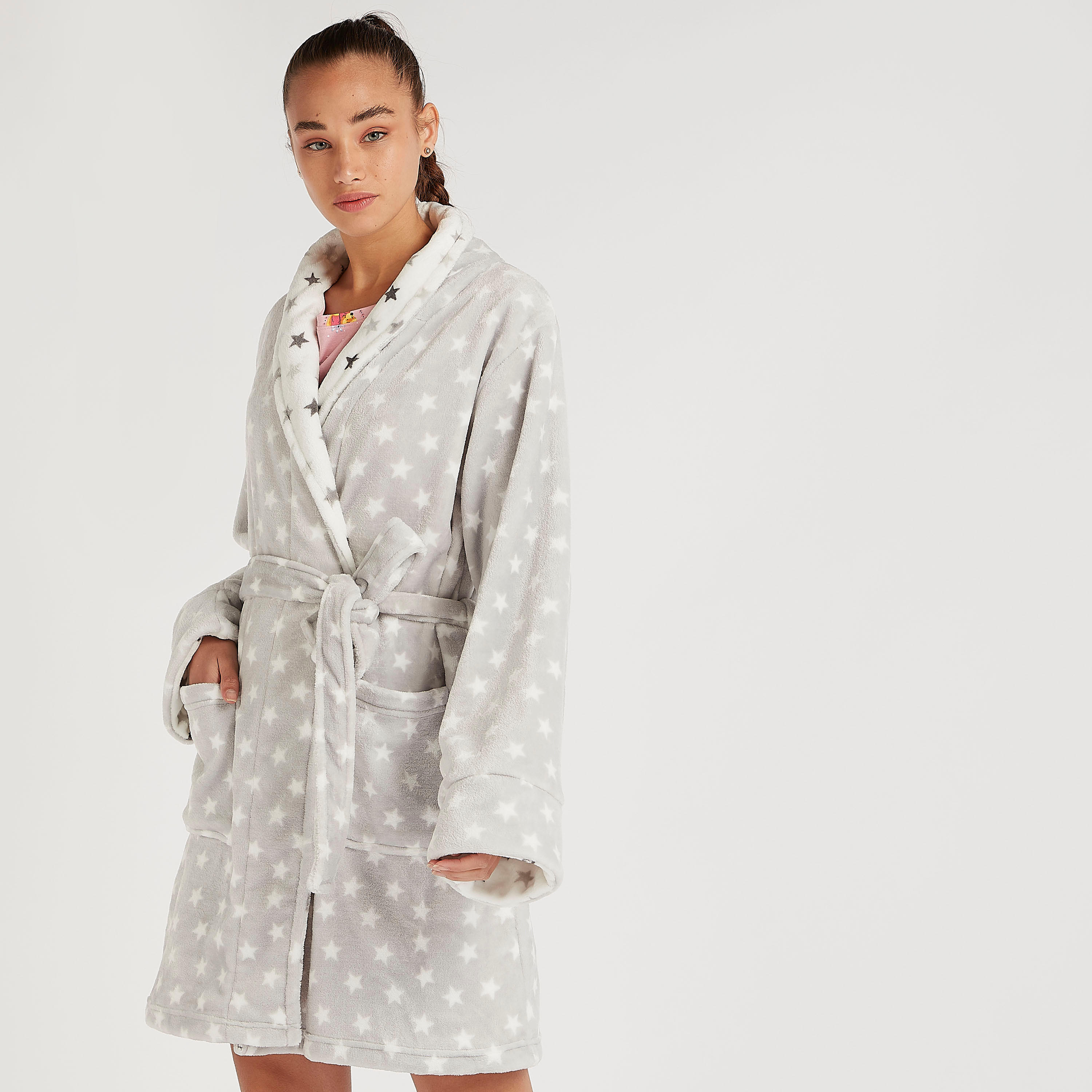 روب بطبعات نجوم ورباط حزام وياقة منسدلة-women-clothing-nightwear-robes-image-3