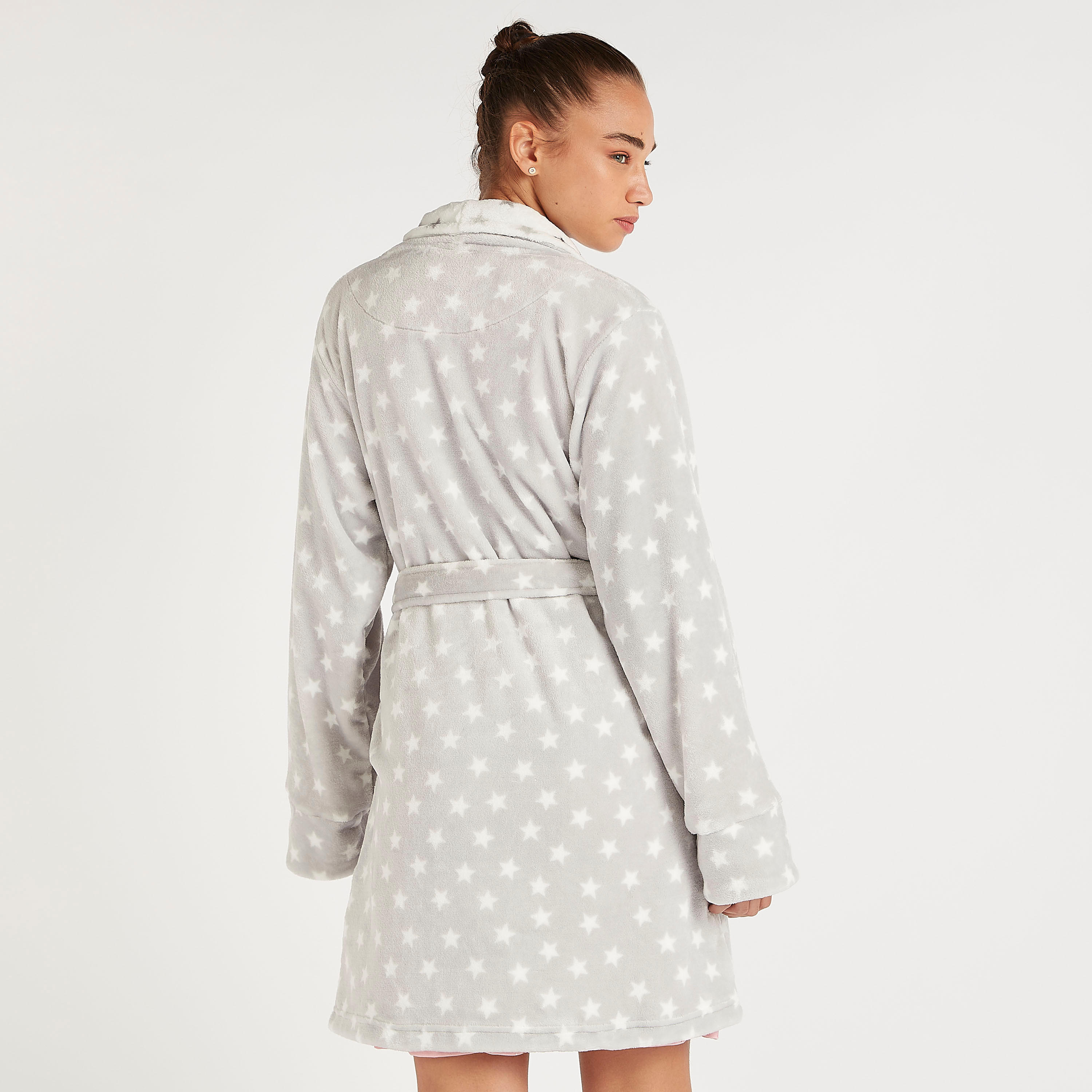 روب بطبعات نجوم ورباط حزام وياقة منسدلة-women-clothing-nightwear-robes-image-4