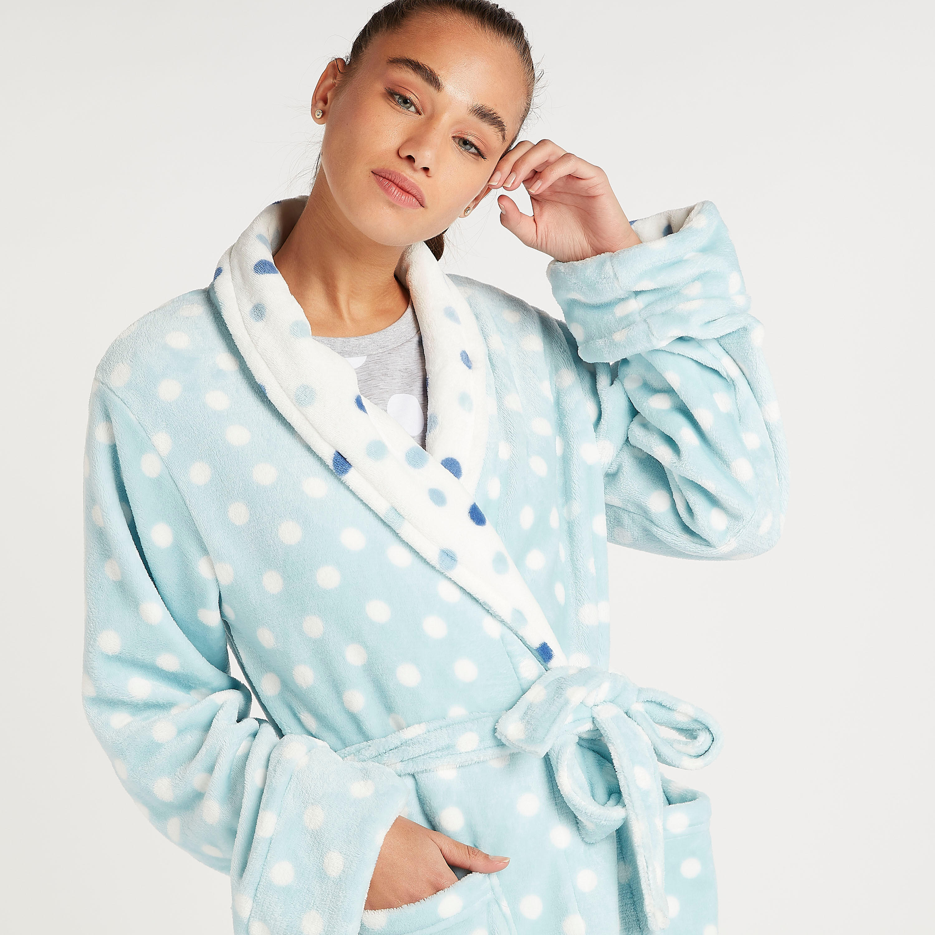 روب مستداممنقّط برباط حزام وياقة منسدلة-women-clothing-nightwear-robes-image-2