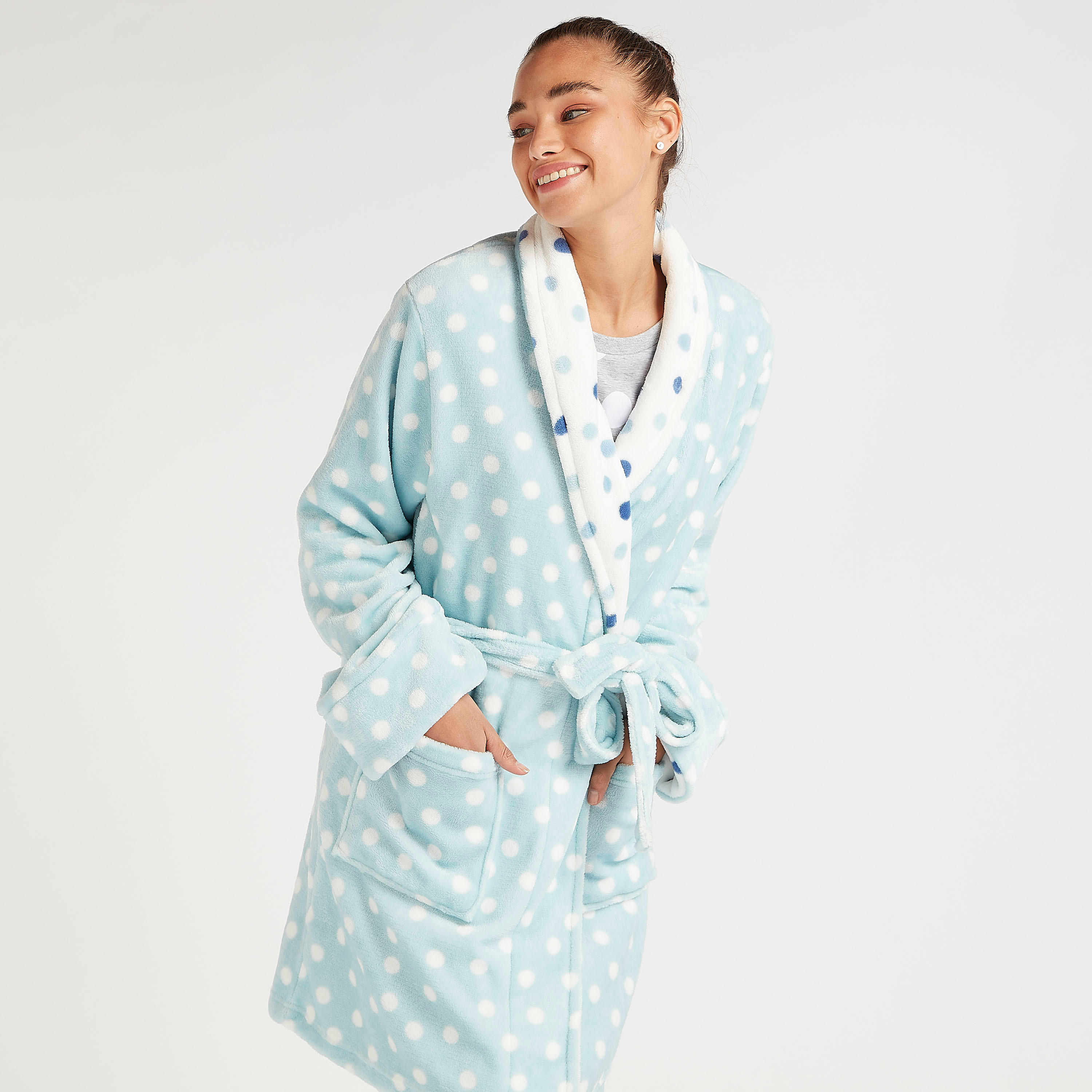 روب مستداممنقّط برباط حزام وياقة منسدلة-women-clothing-nightwear-robes-image-3