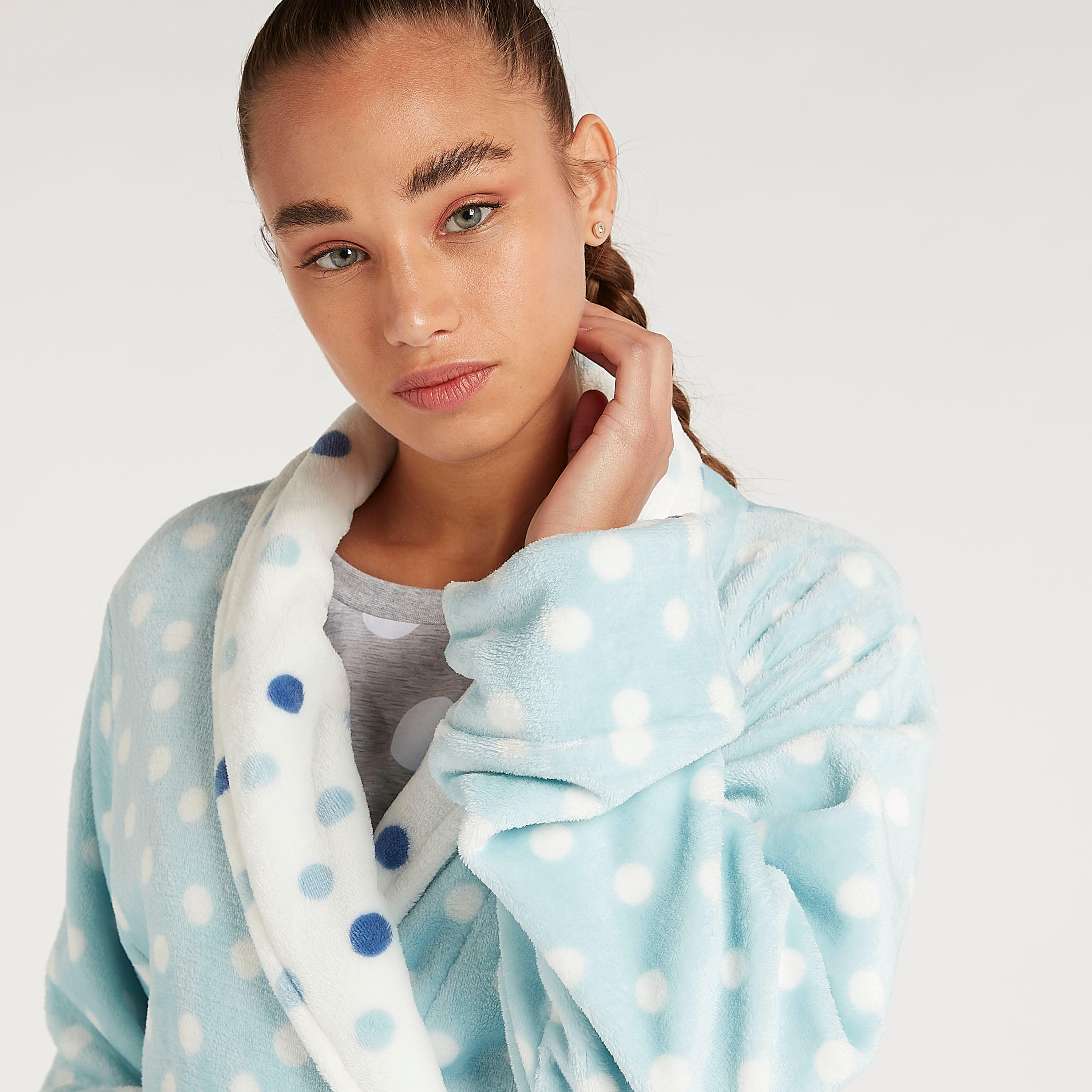 روب مستداممنقّط برباط حزام وياقة منسدلة-women-clothing-nightwear-robes-image-5