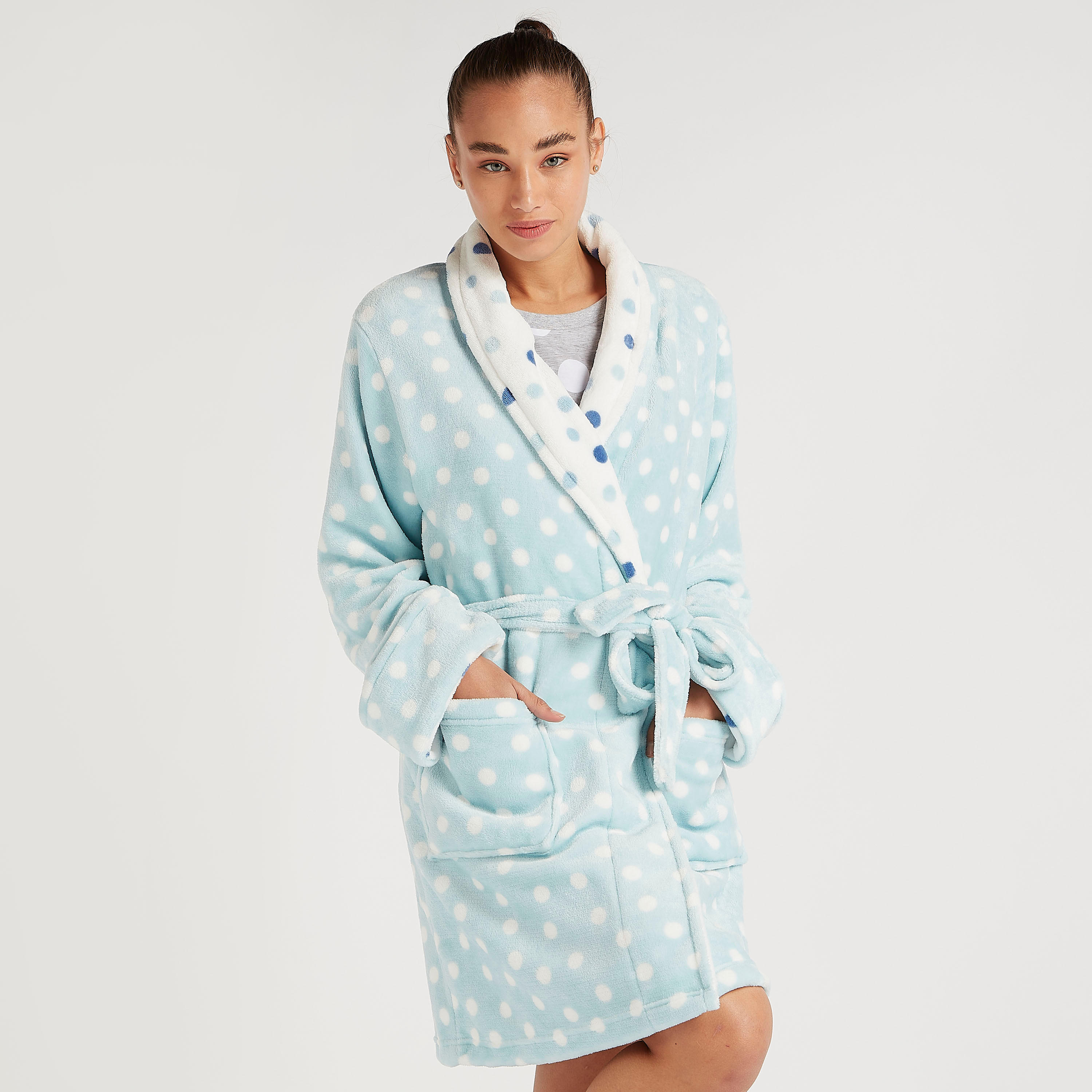 روب مستداممنقّط برباط حزام وياقة منسدلة-women-clothing-nightwear-robes-image-6