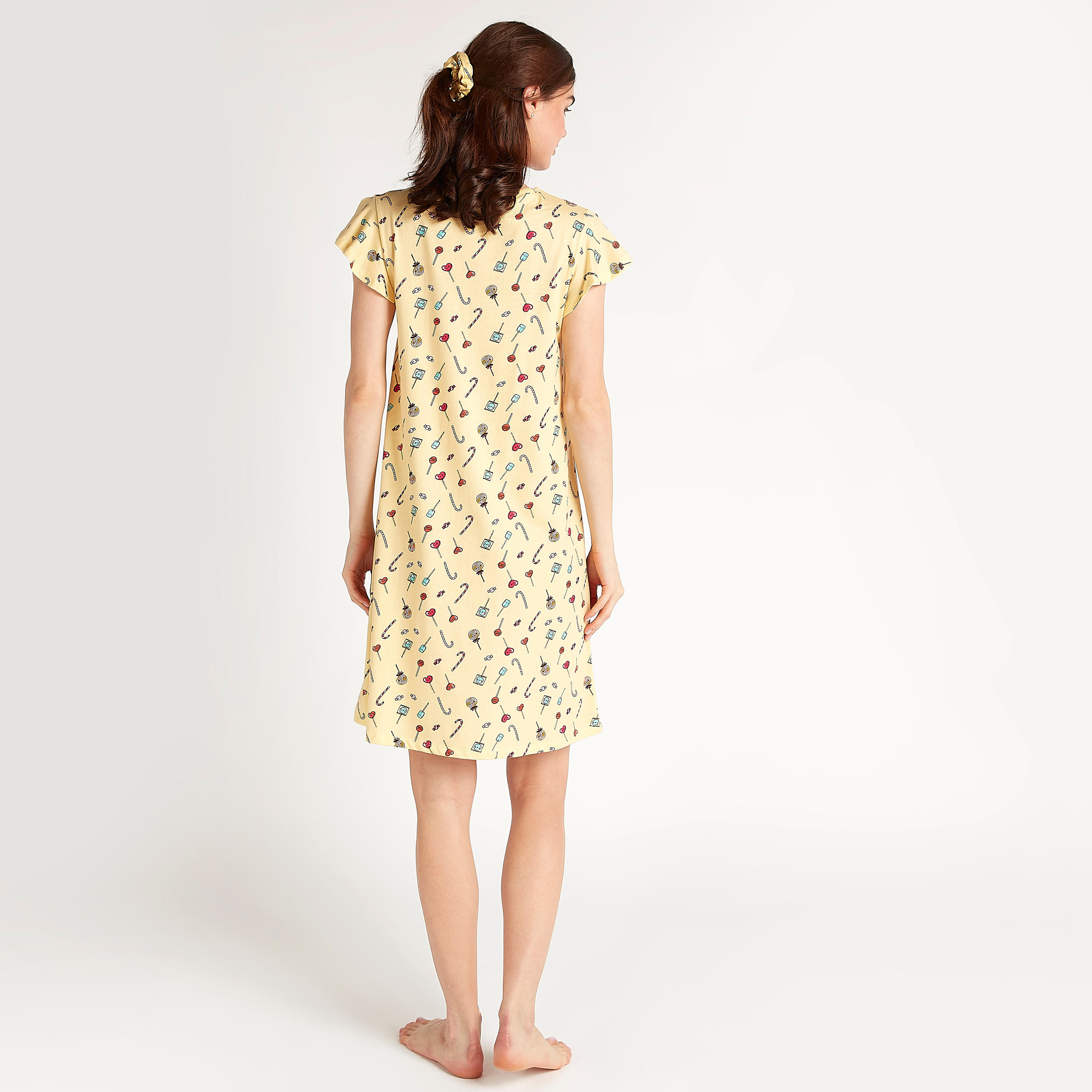 طقم من قميص نوم بأكمام قصيرة وطبعات مع ربطة شعر-women-clothing-nightwear-nighties-image-3