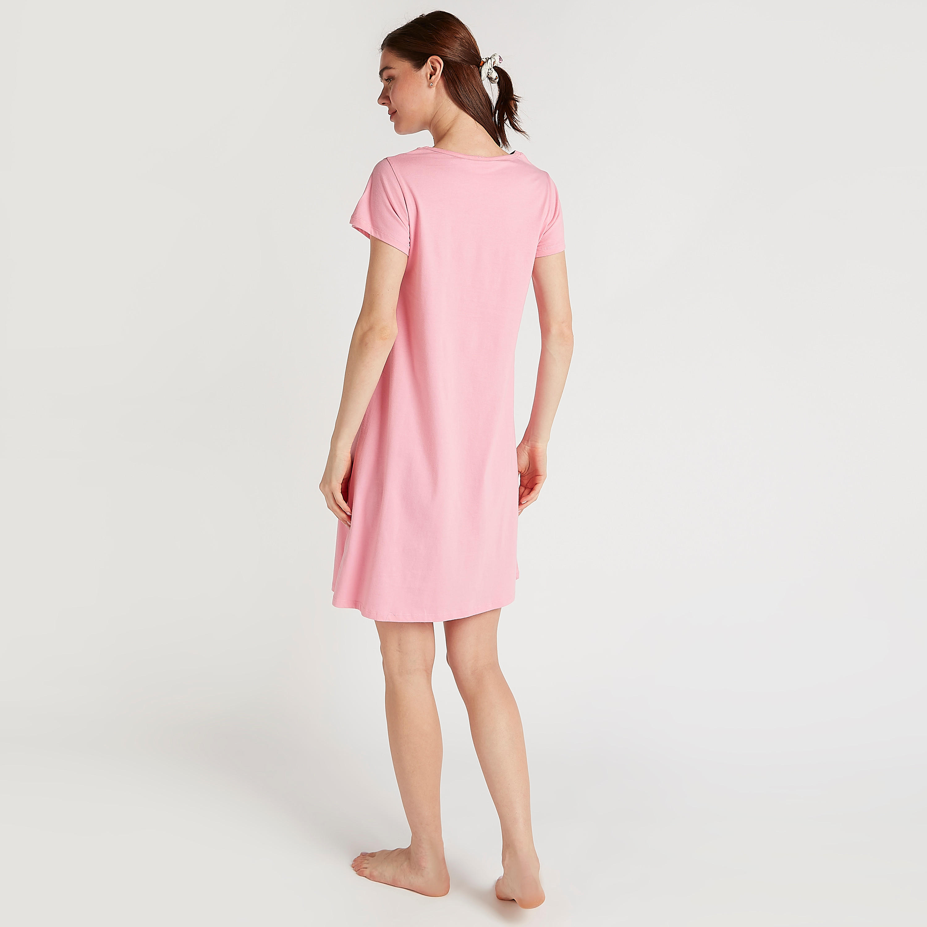 طقم قميص نوم بطبعات مع ربطة شعر - قطعتين-women-clothing-nightwear-nighties-image-3