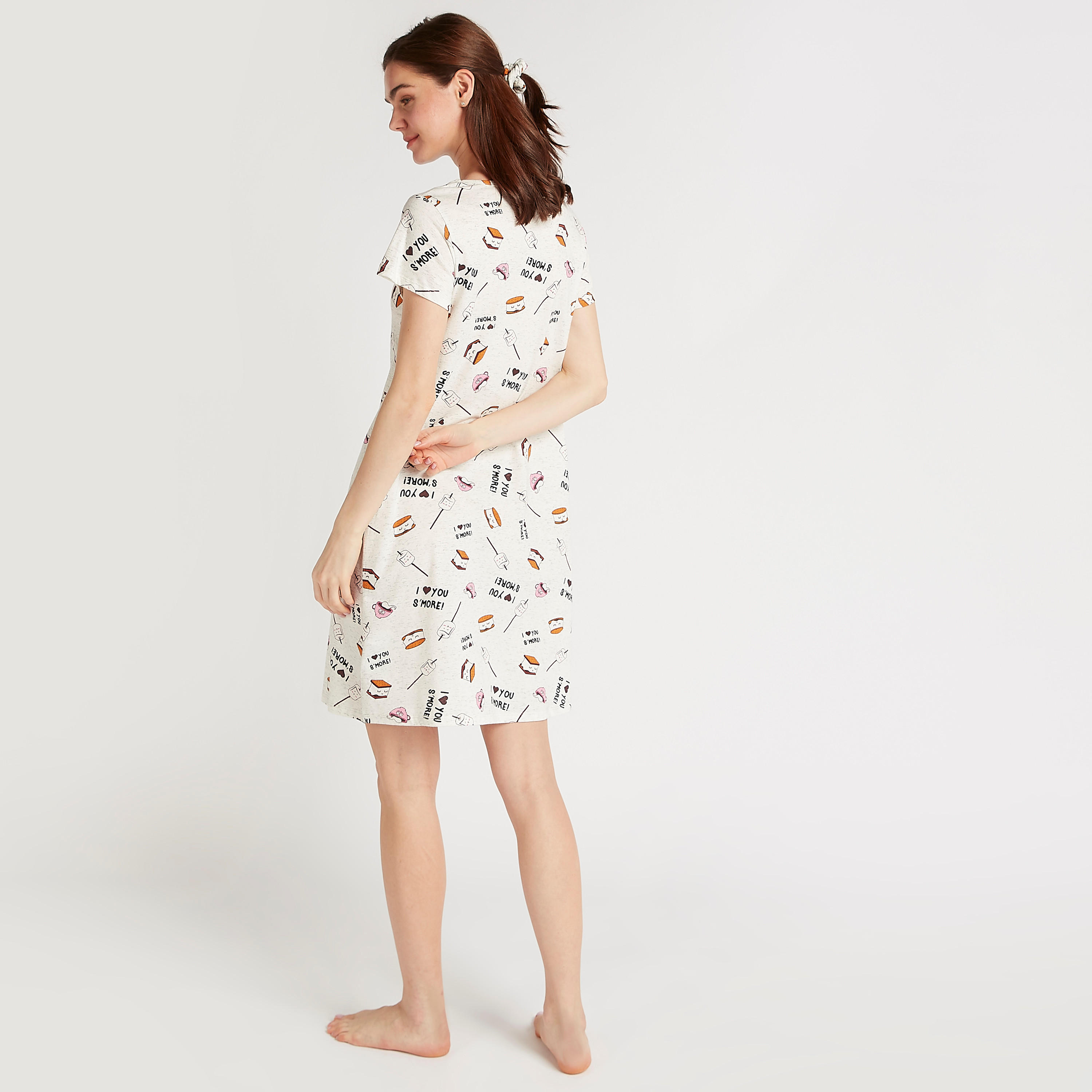 طقم قميص نوم بطبعات مع ربطة شعر - قطعتين-women-clothing-nightwear-nighties-image-2