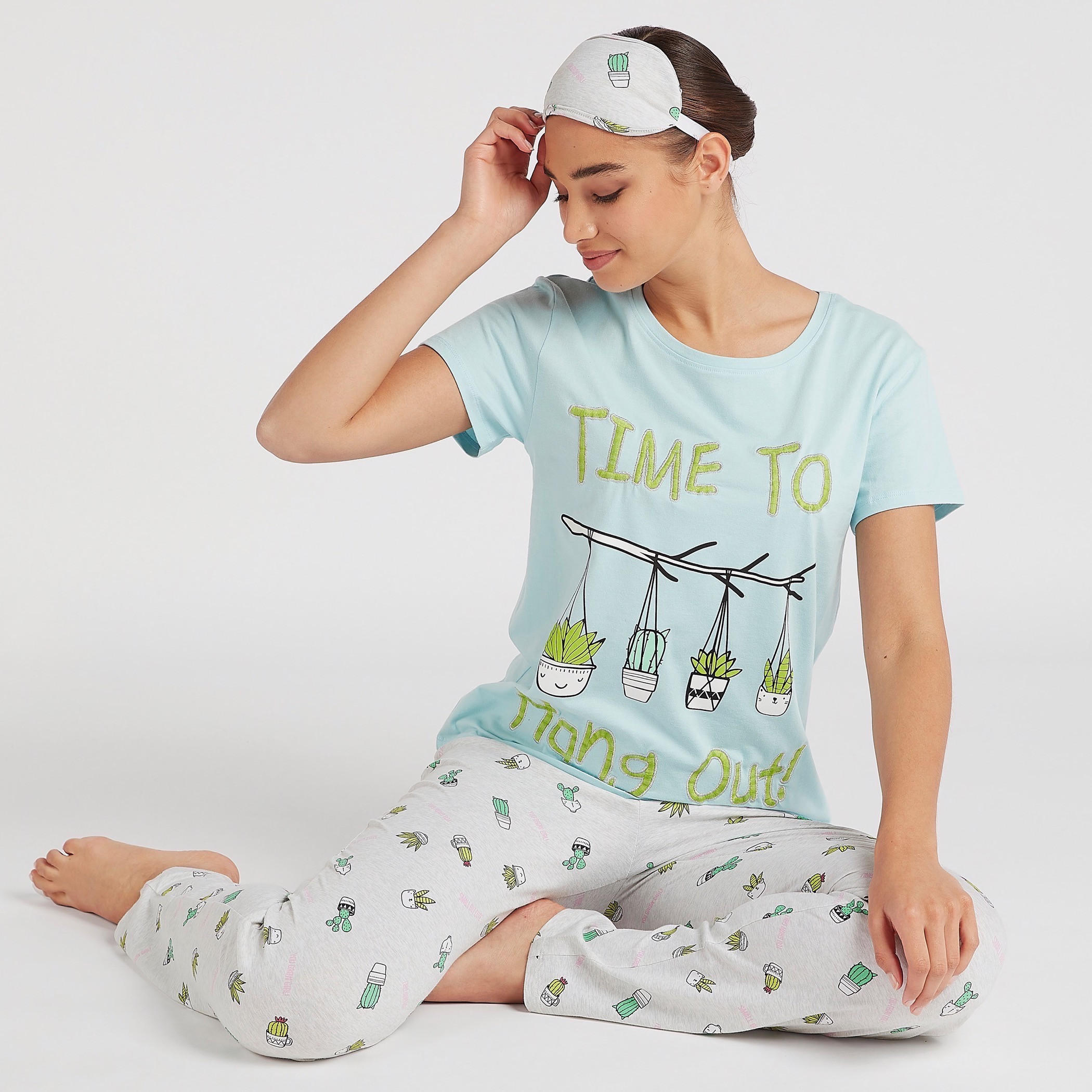 طقم من بنطلون بيجاما طويل وتيشيرت بياقة مستديرة وطبعات-women-clothing-nightwear-pyjamas-longsets-image-1