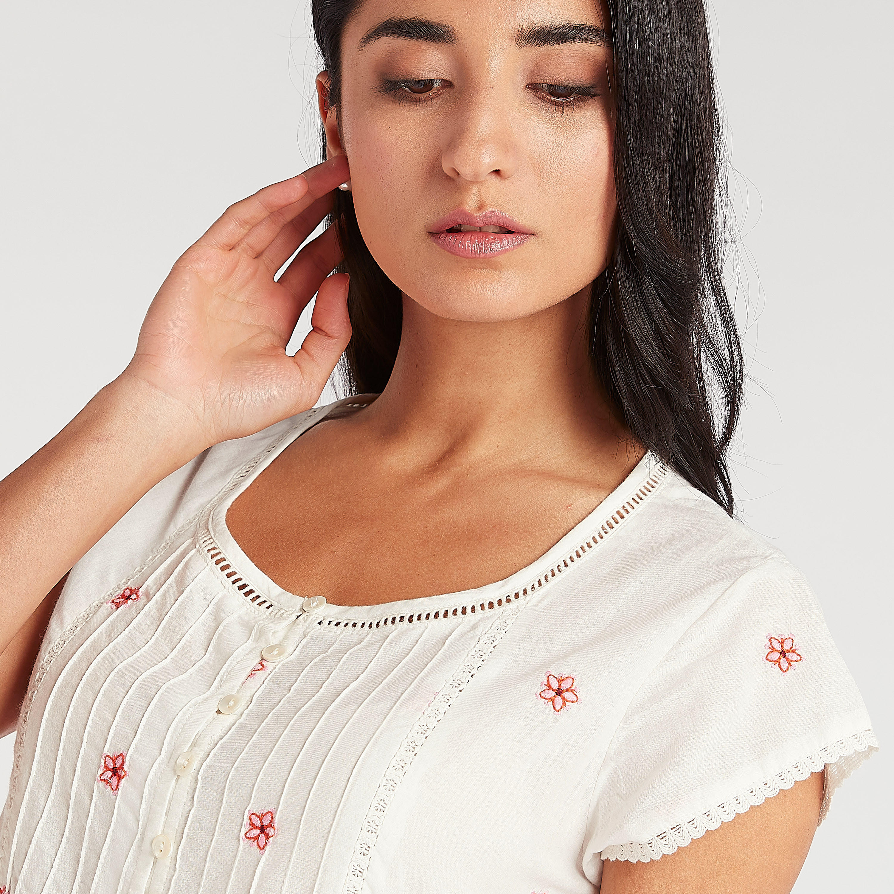 قميص نوم ميدي بتطريز أزهار وأكمام قصيرة-women-clothing-nightwear-nighties-image-2