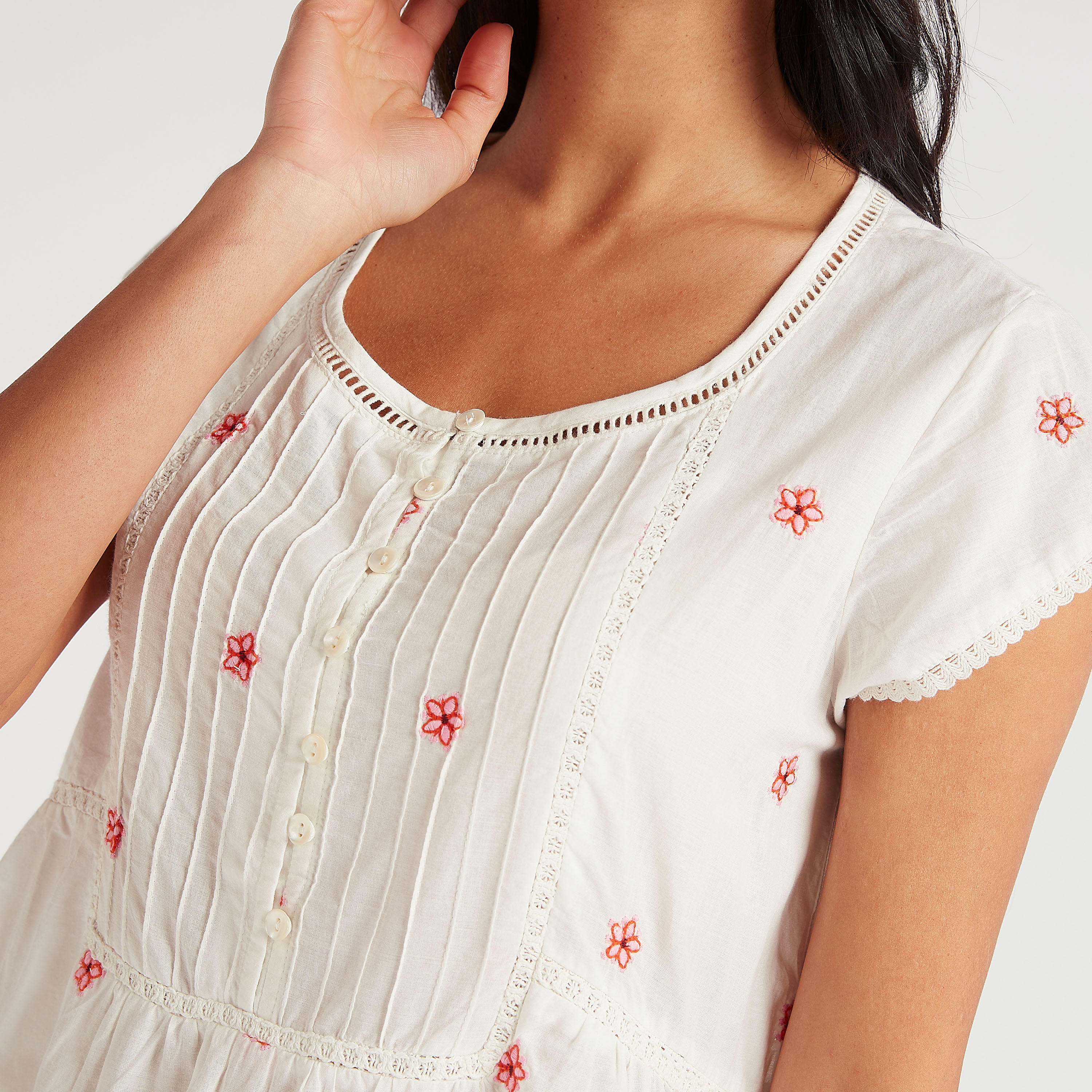 قميص نوم ميدي بتطريز أزهار وأكمام قصيرة-women-clothing-nightwear-nighties-image-5