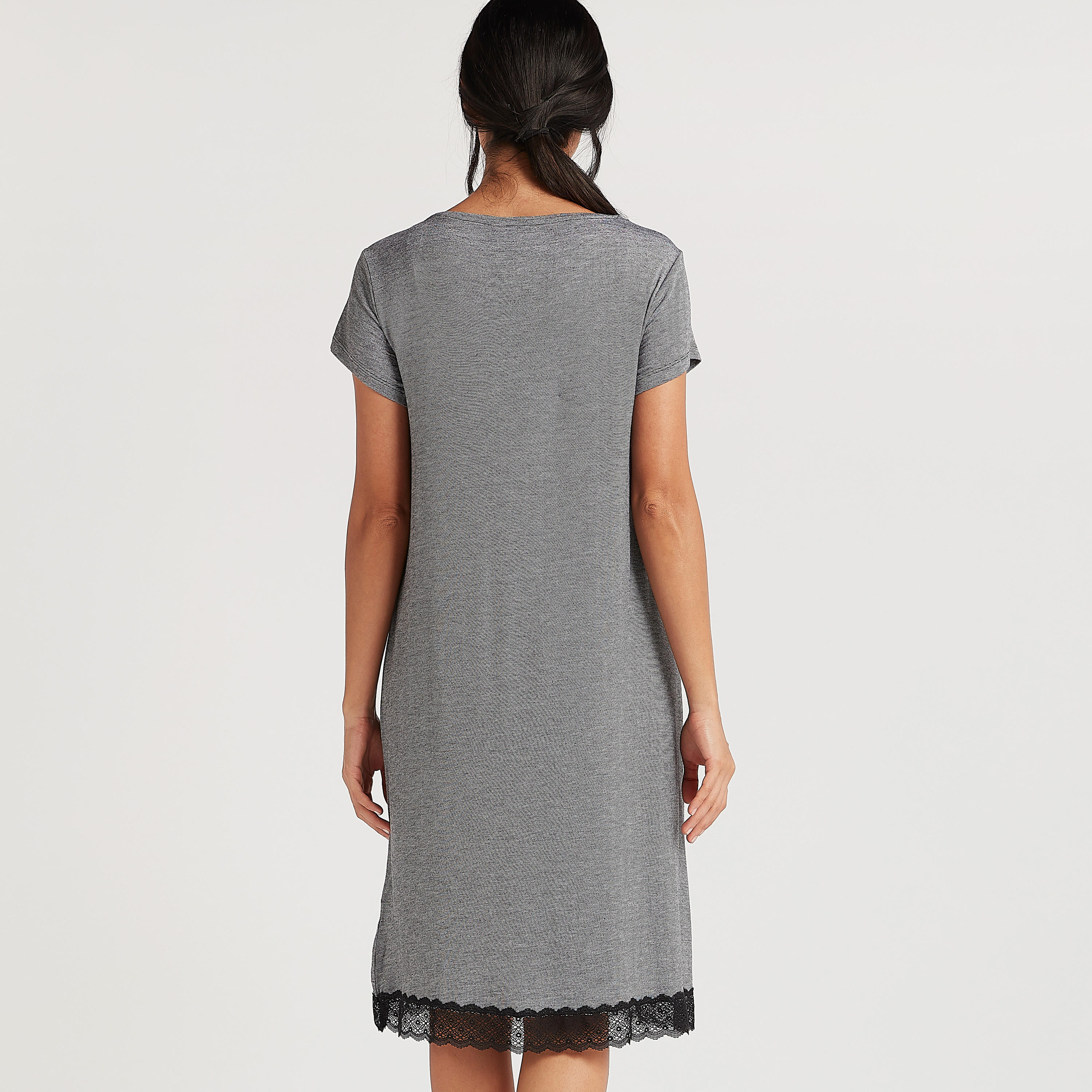 قميص نوم سادة بياقة مستديرة وحوّاف دانتيل-women-clothing-nightwear-nighties-image-1