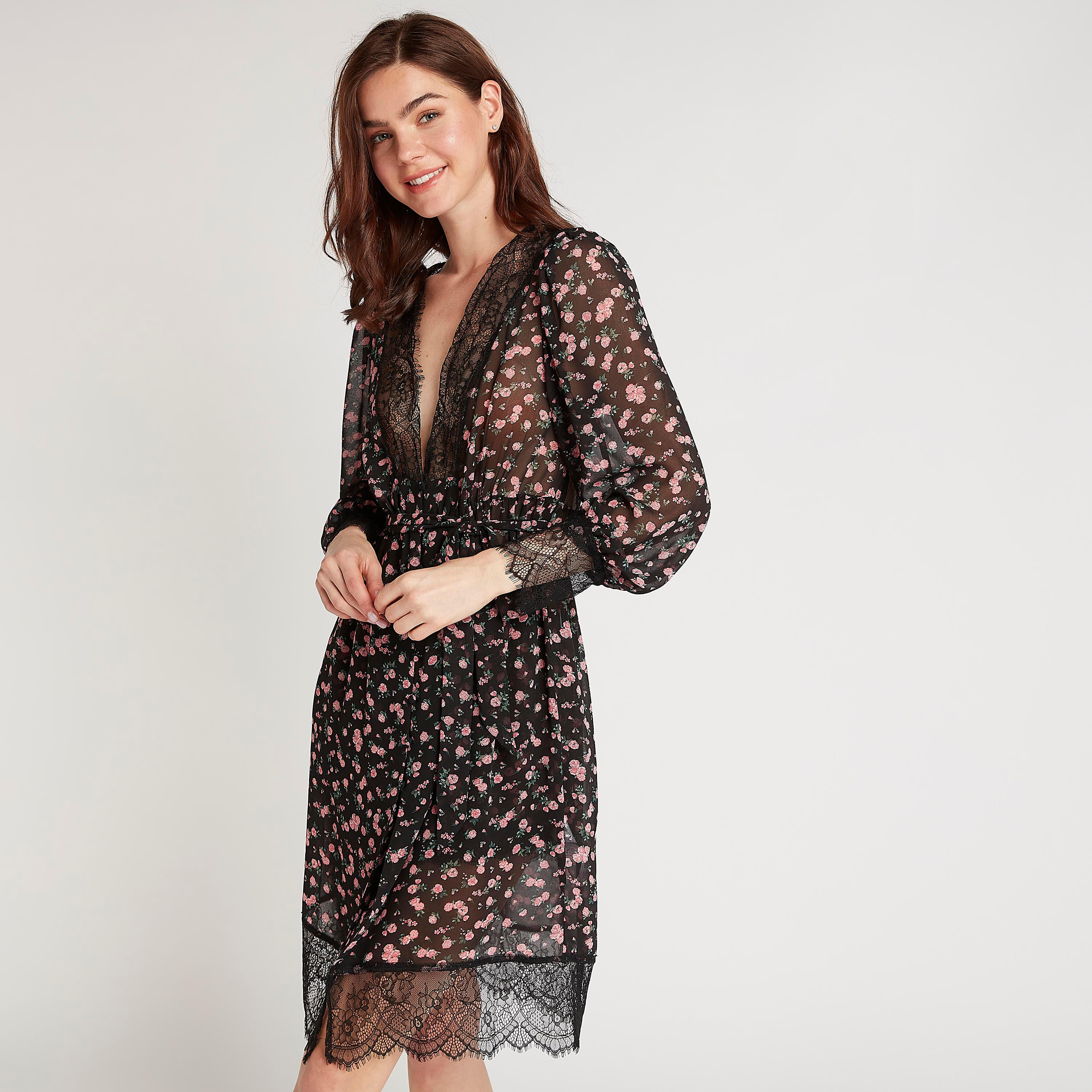 ثوب نوام بطبعات أزهار وأكمام طويلة وتفاصيل دانتيل-women-clothing-nightwear-nighties-image-1