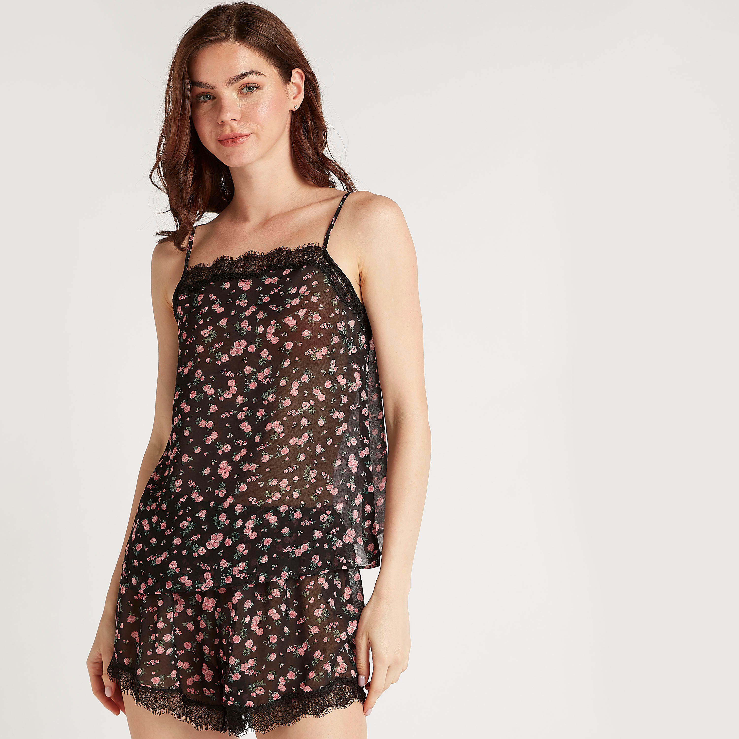 طقم شورت وبلوزة كامي بتفاصيل دانتيل وطبعات أزهار-women-clothing-nightwear-pyjamas-longsets-image-1