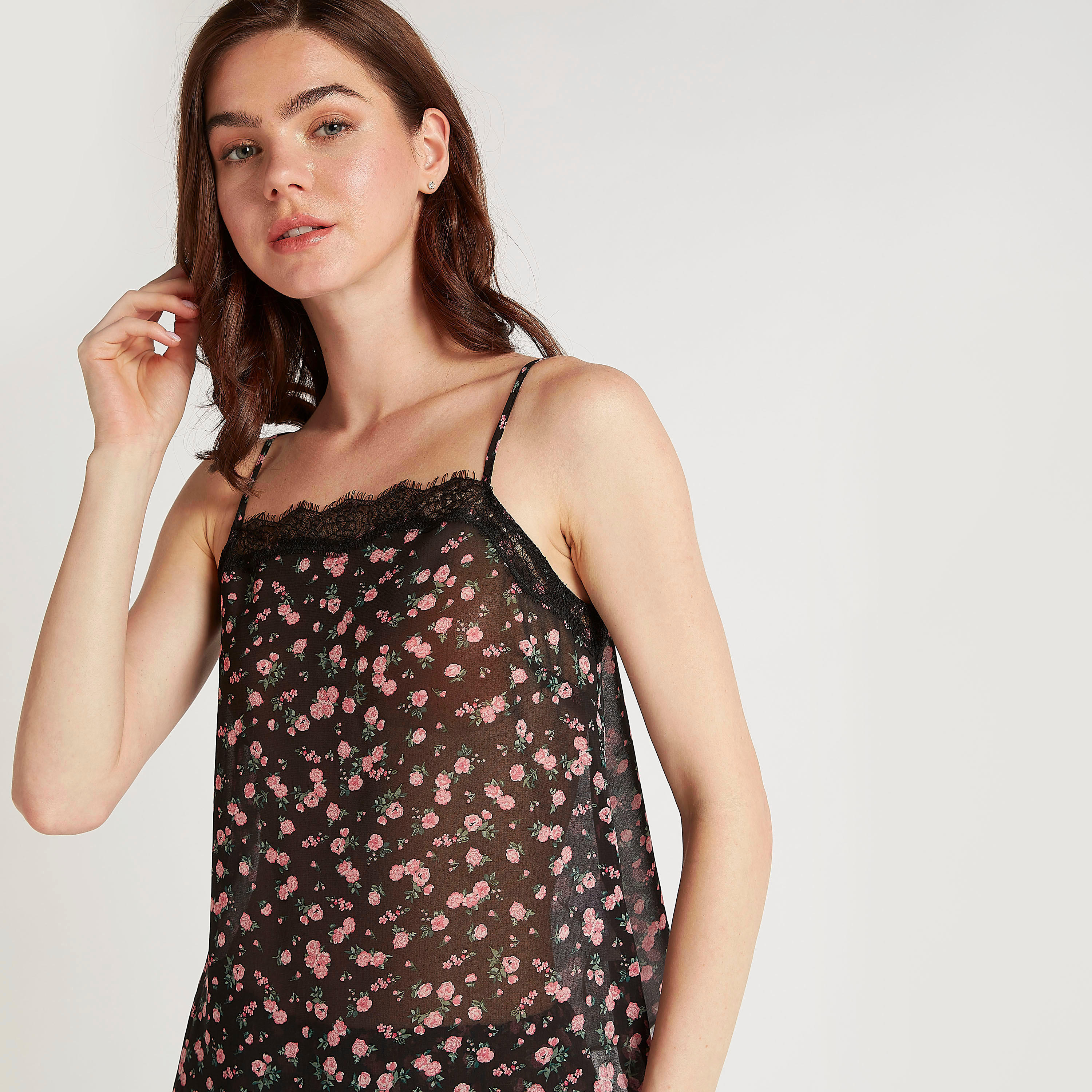 طقم شورت وبلوزة كامي بتفاصيل دانتيل وطبعات أزهار-women-clothing-nightwear-pyjamas-longsets-image-3