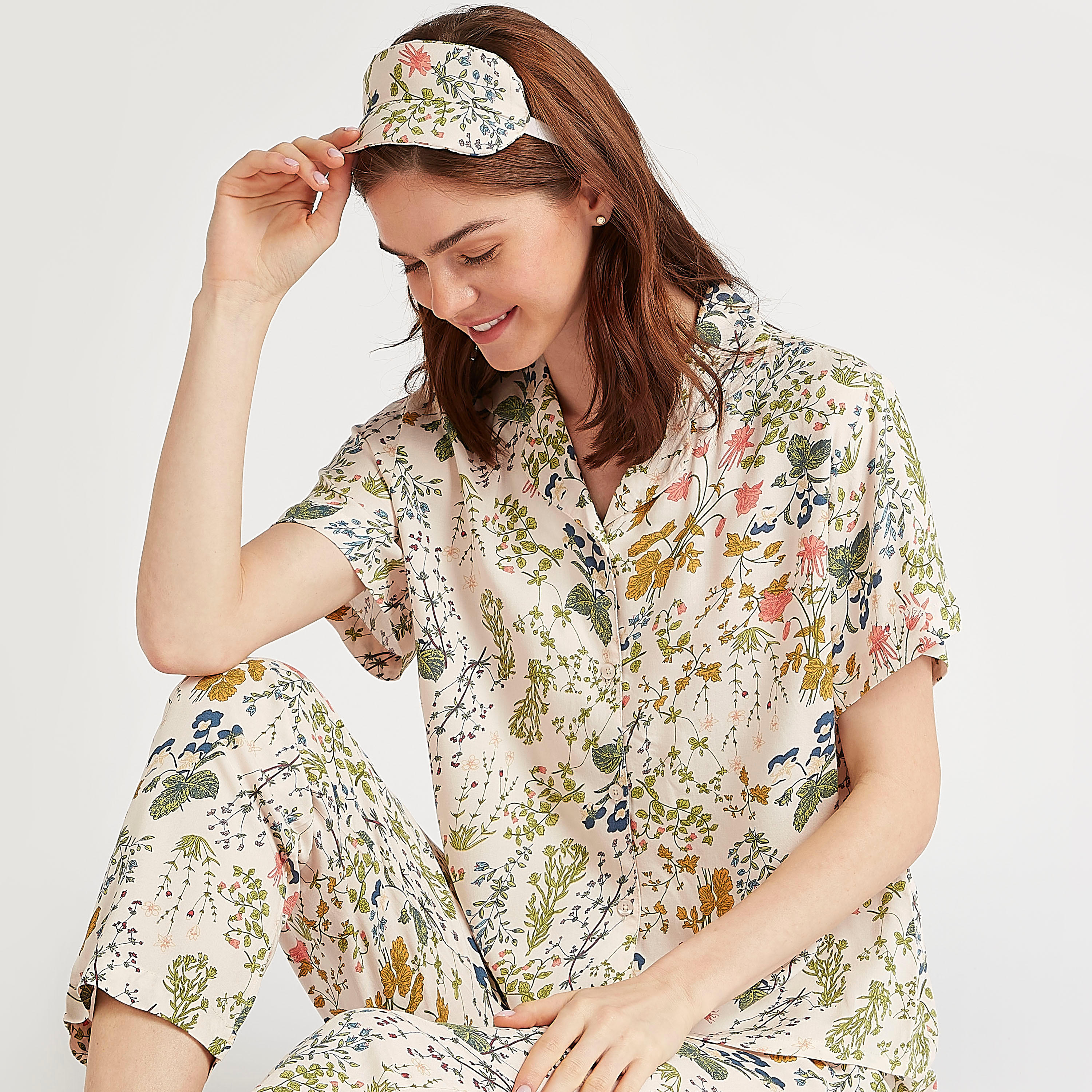 طقم من بنطلون بيجاما وقميص بطبعات أزهار وقناع عيون-women-clothing-nightwear-pyjamas-longsets-image-1