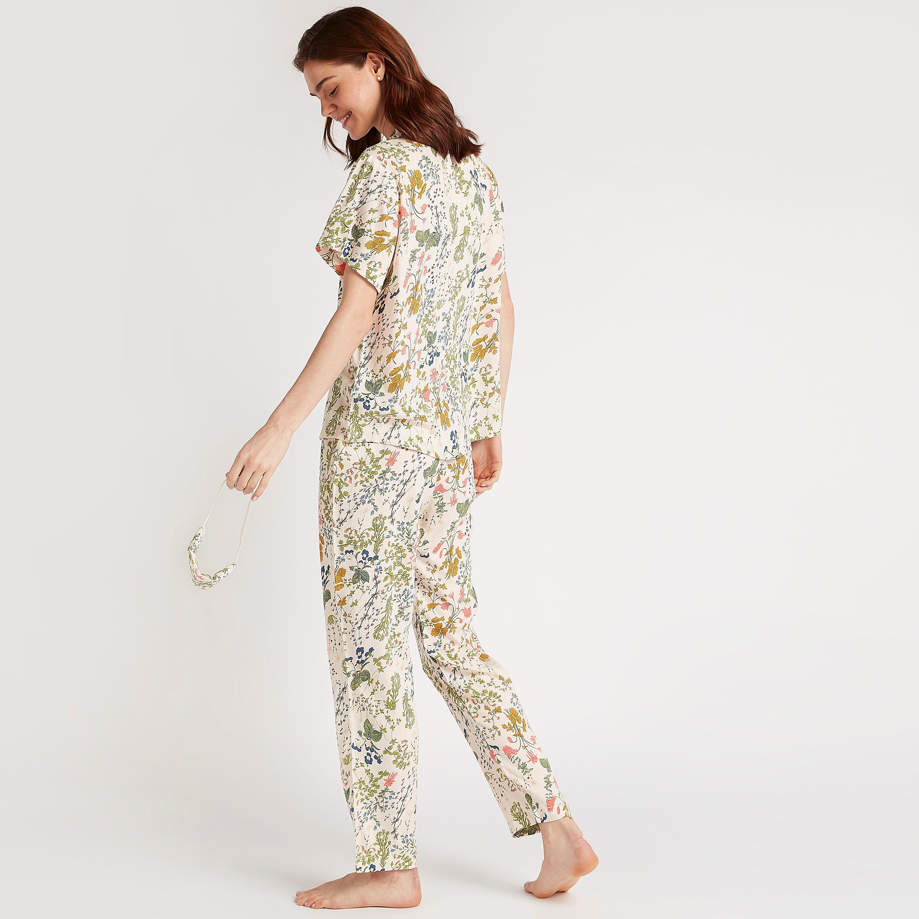 طقم من بنطلون بيجاما وقميص بطبعات أزهار وقناع عيون-women-clothing-nightwear-pyjamas-longsets-image-4