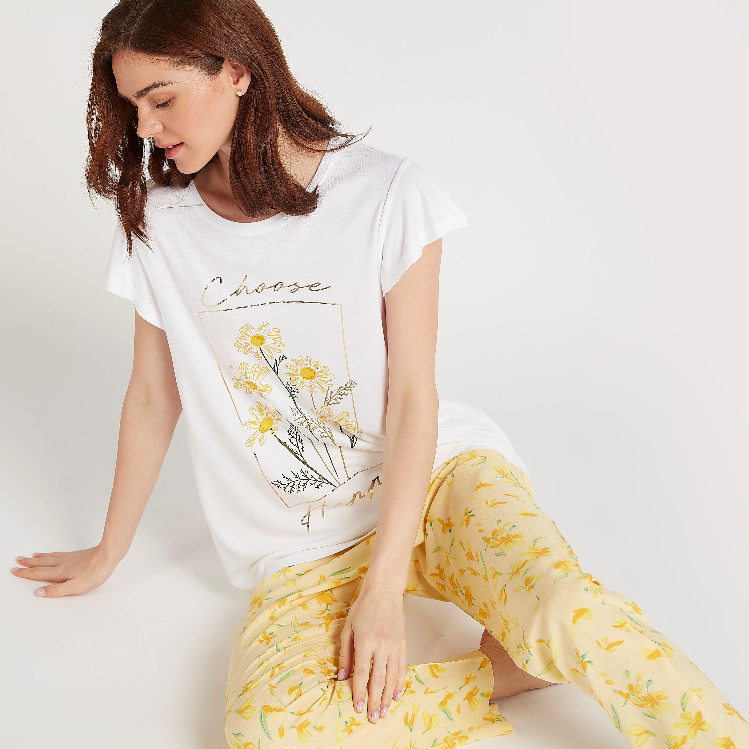 طقم من بنطلون بيجاما طويل كامل مع تيشيرت بأكمام قصيرة وطبعات-women-clothing-nightwear-pyjamas-longsets-image-1