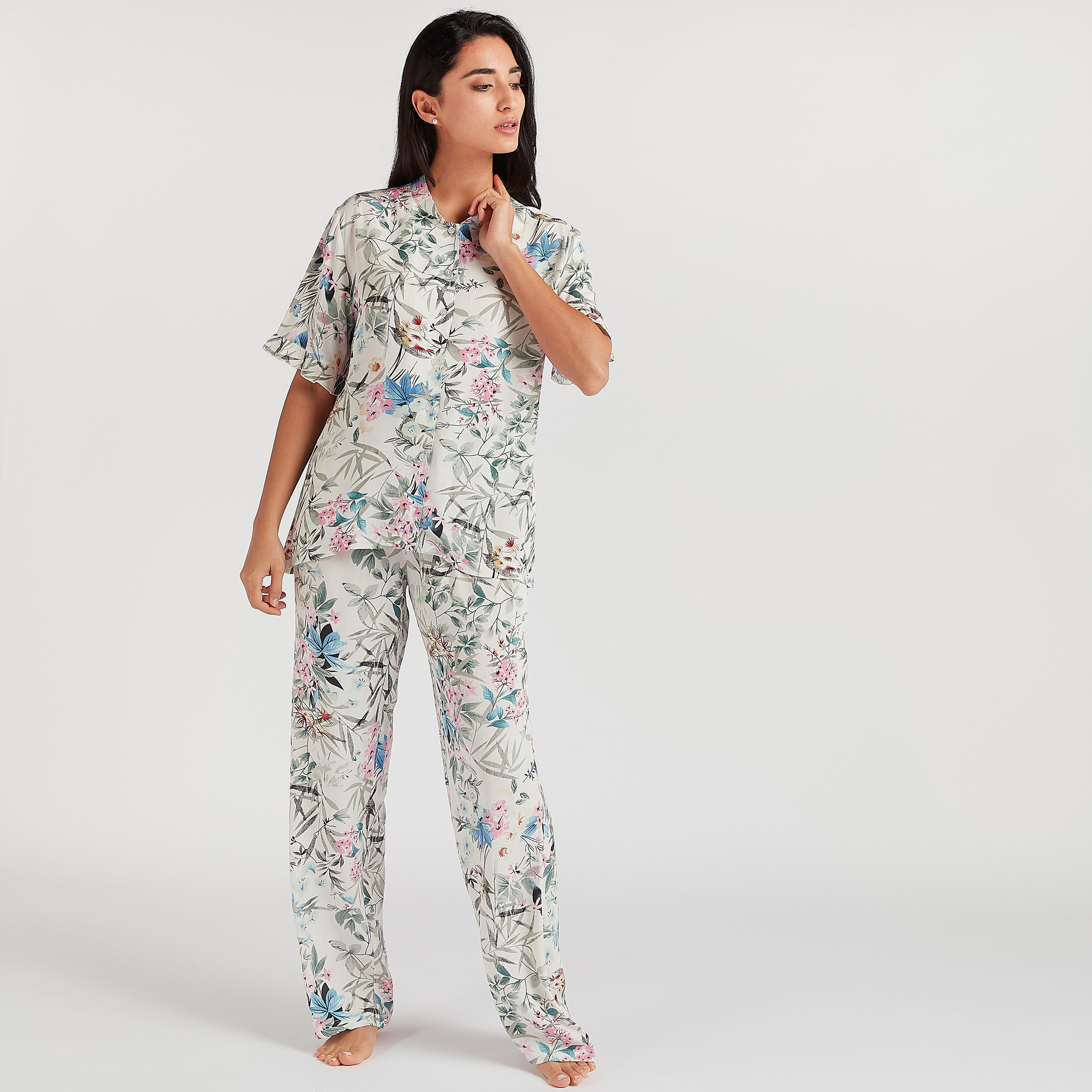 طقم بنطلون بيجاما وقميص بياقة عادية وأكمام قصيرة وطبعات-women-clothing-nightwear-pyjamas-longsets-image-1