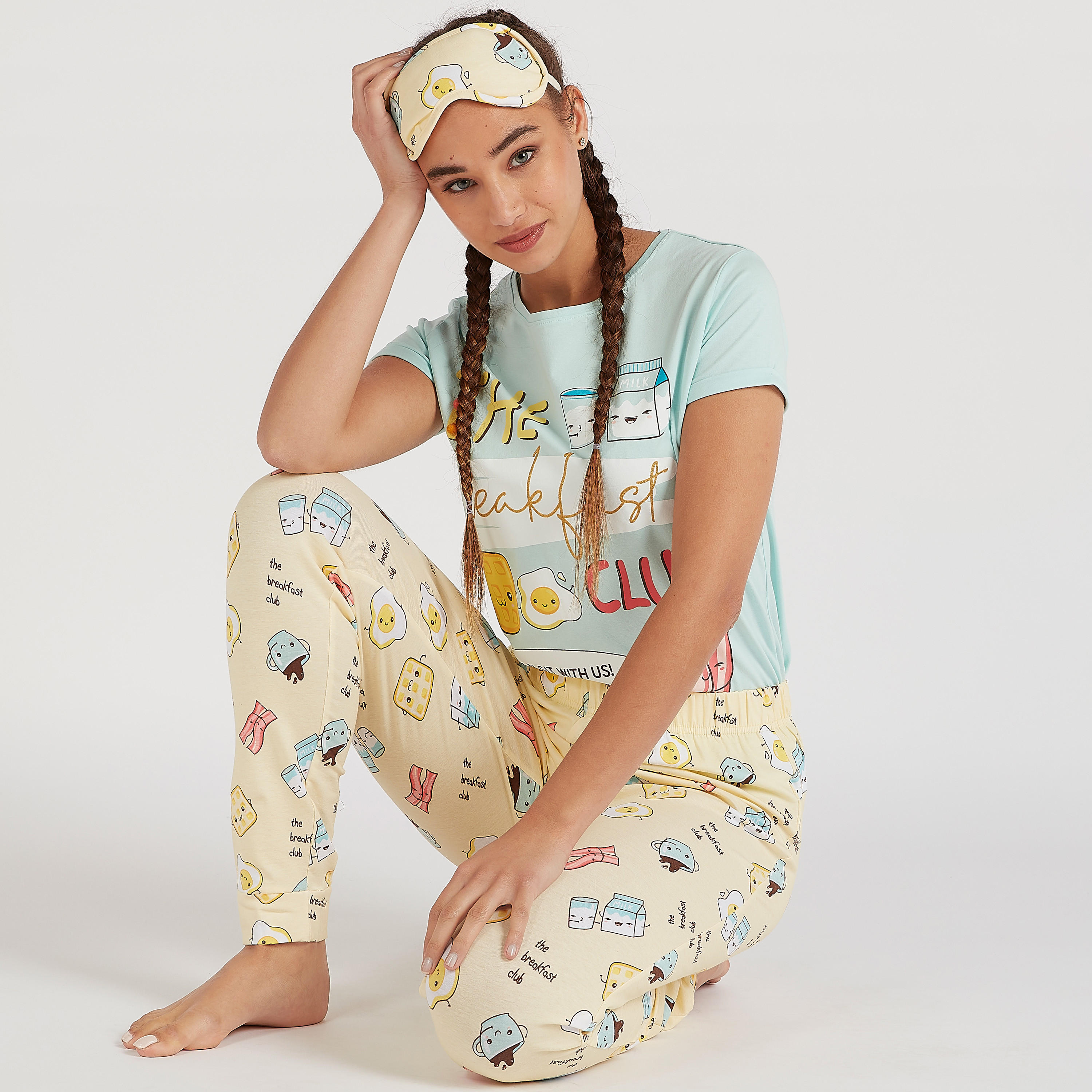 طقم من بنطلون بيجاما طويل وتيشيرت بطبعات-women-clothing-nightwear-pyjamas-longsets-image-1