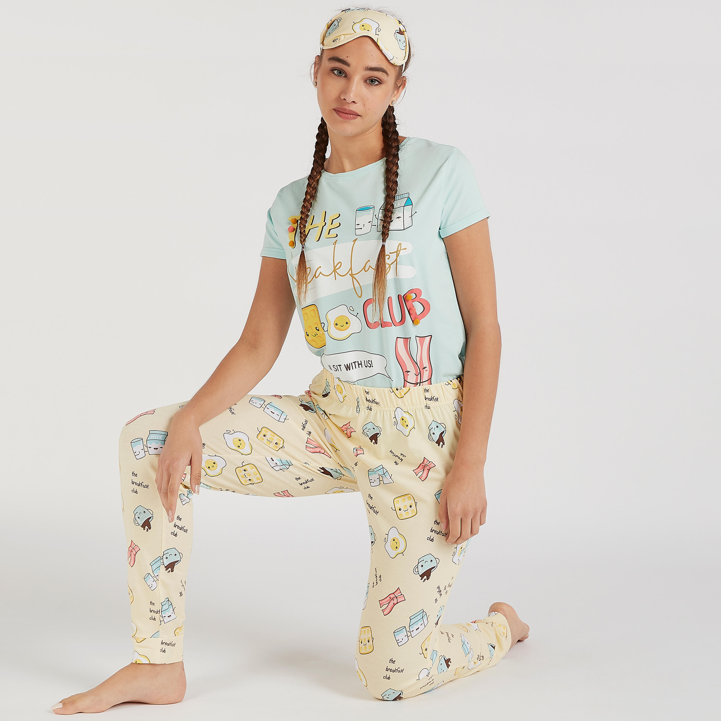 طقم من بنطلون بيجاما طويل وتيشيرت بطبعات-women-clothing-nightwear-pyjamas-longsets-image-5
